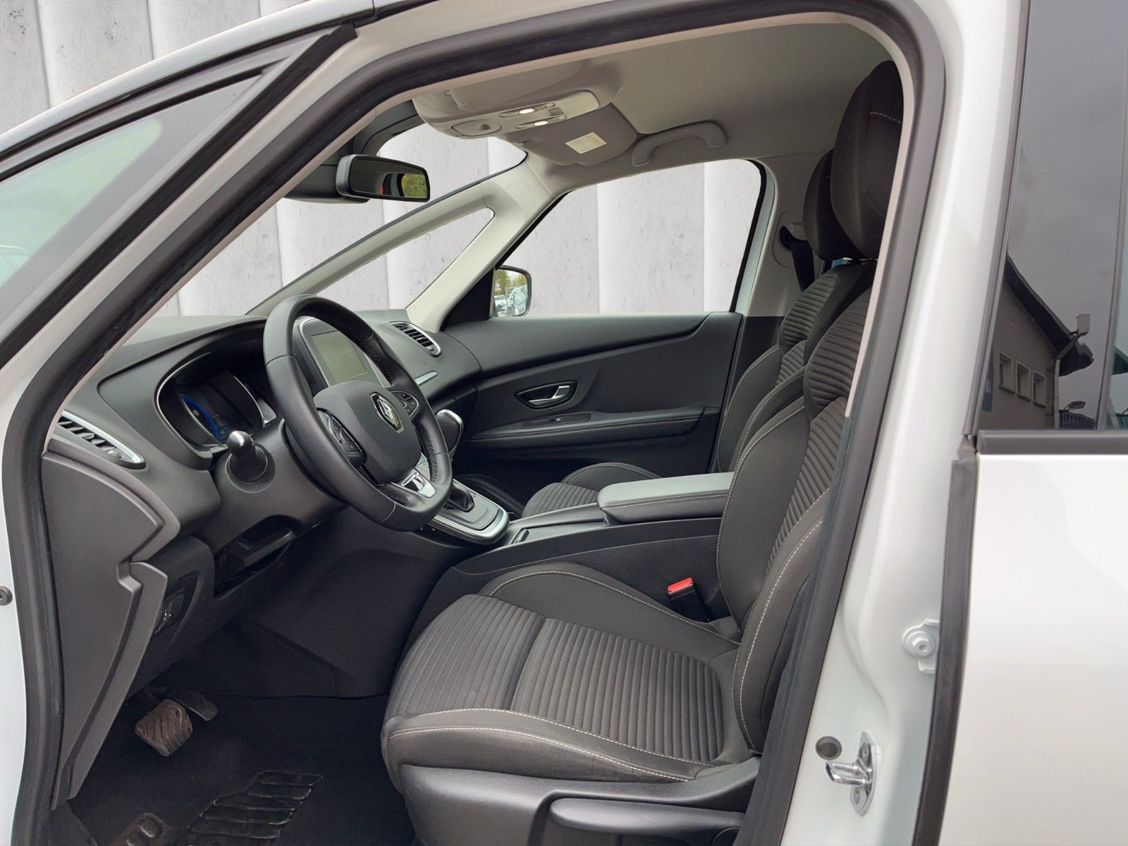 Fahrzeugabbildung Renault Grand Scenic TCE 140*7-Sitzer*Navi*