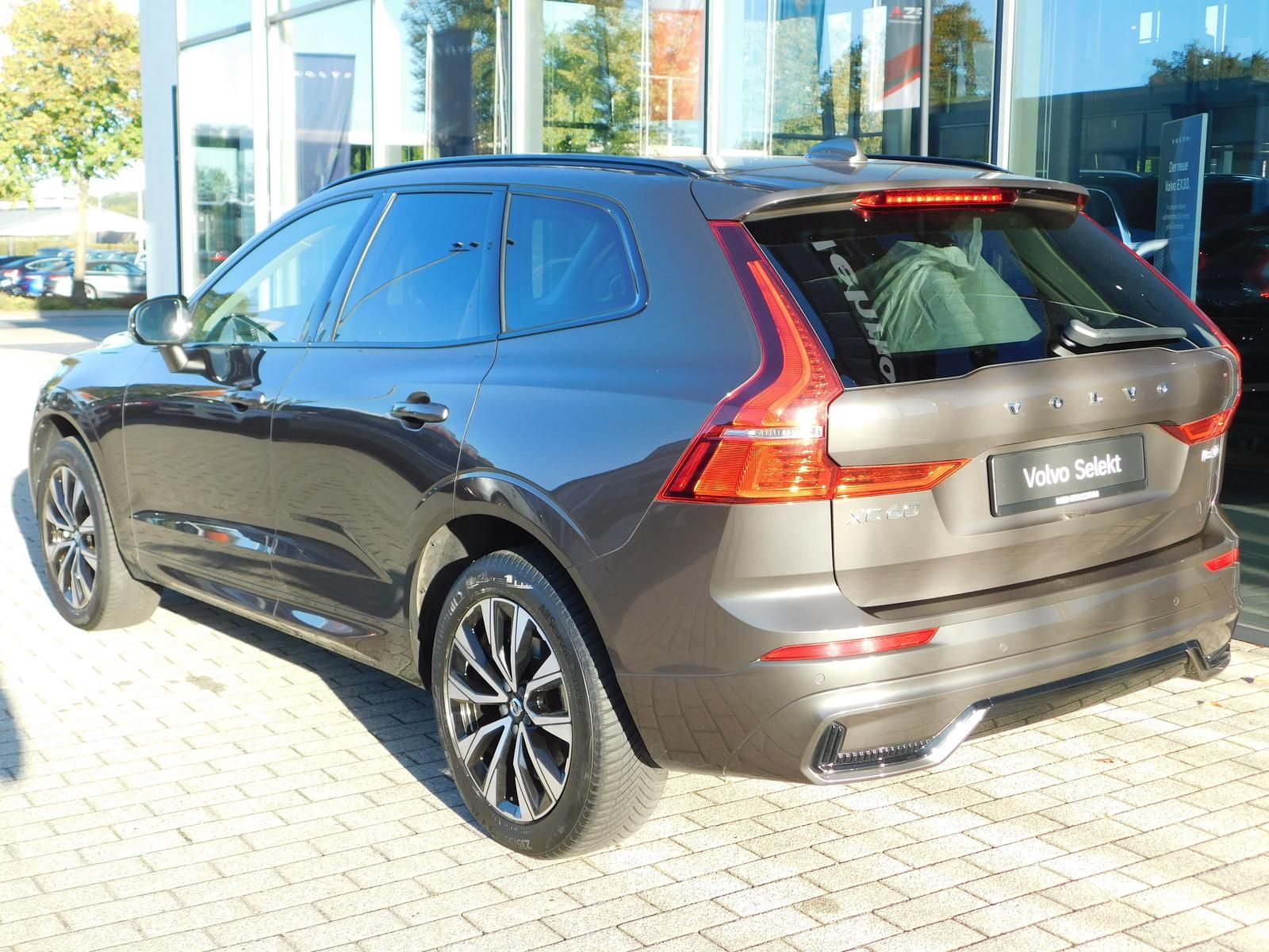 Fahrzeugabbildung Volvo XC60 B4 D AWD Plus Dark