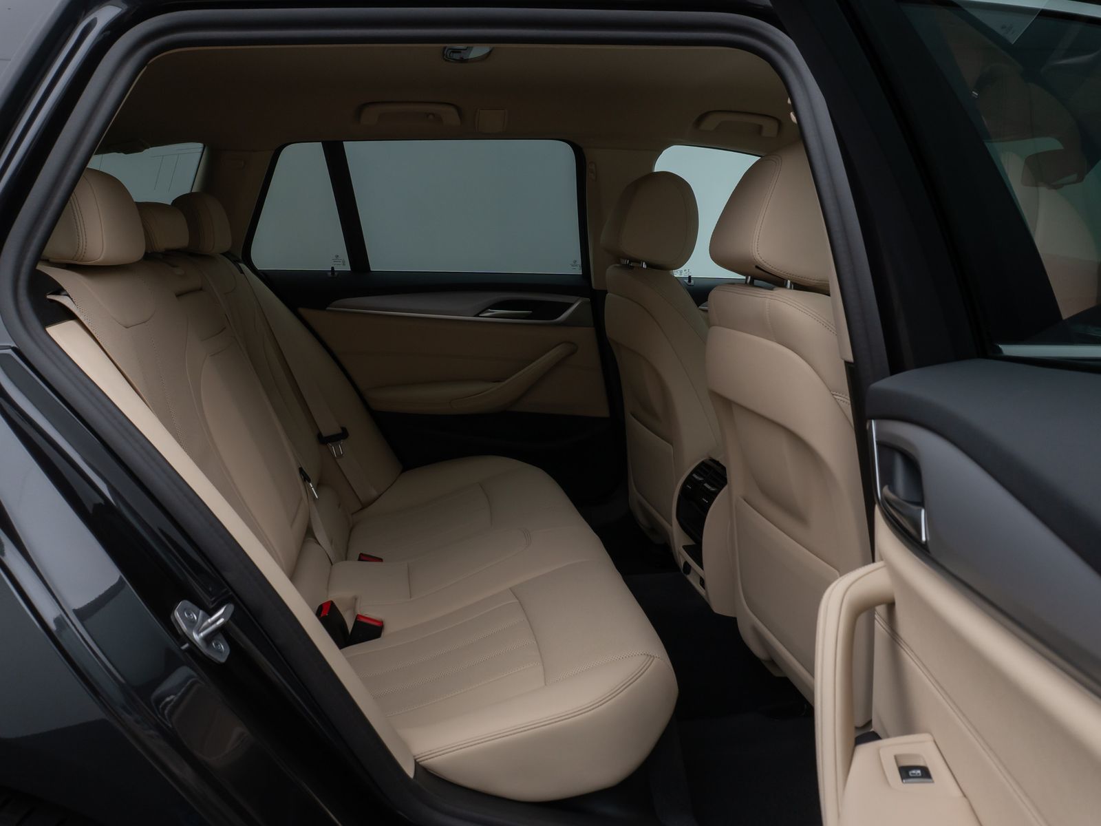 Fahrzeugabbildung BMW 520d Kamera HUD DAB CockPitPro Sitzhzg Alarm LED