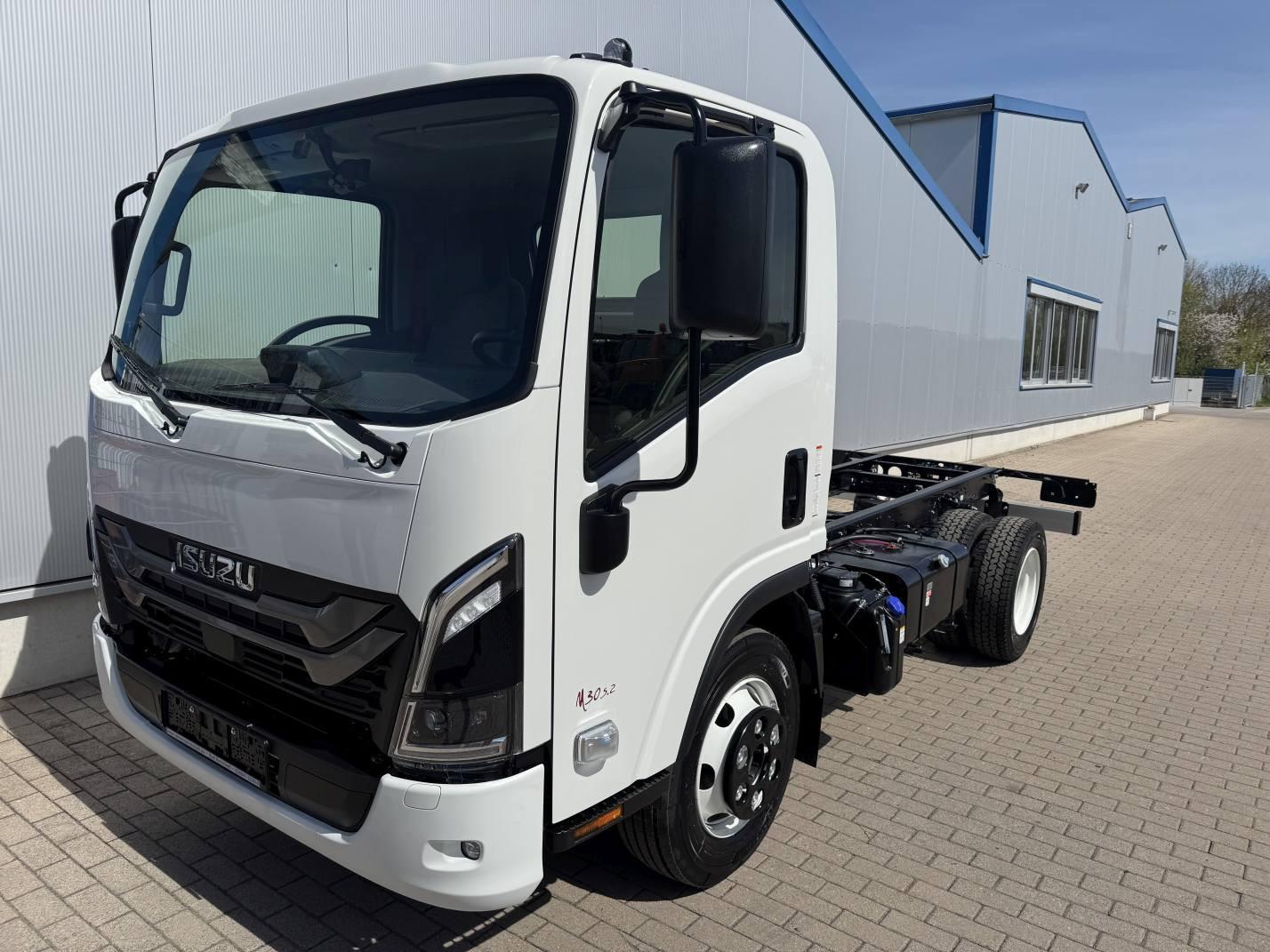 Isuzu M30 F  Autom. 5.2 l  190 PS Radst. 2.765 mm