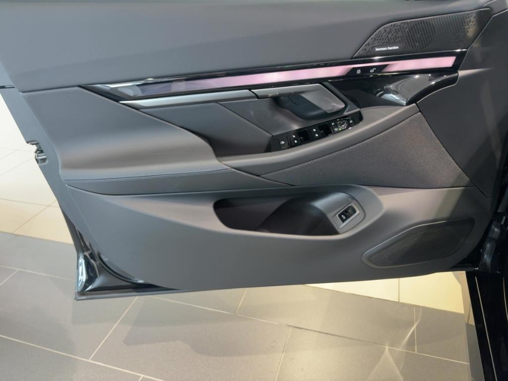 BMW i5 eDrive40 Sportpaket HUD AHK-klappbar AHK Navi