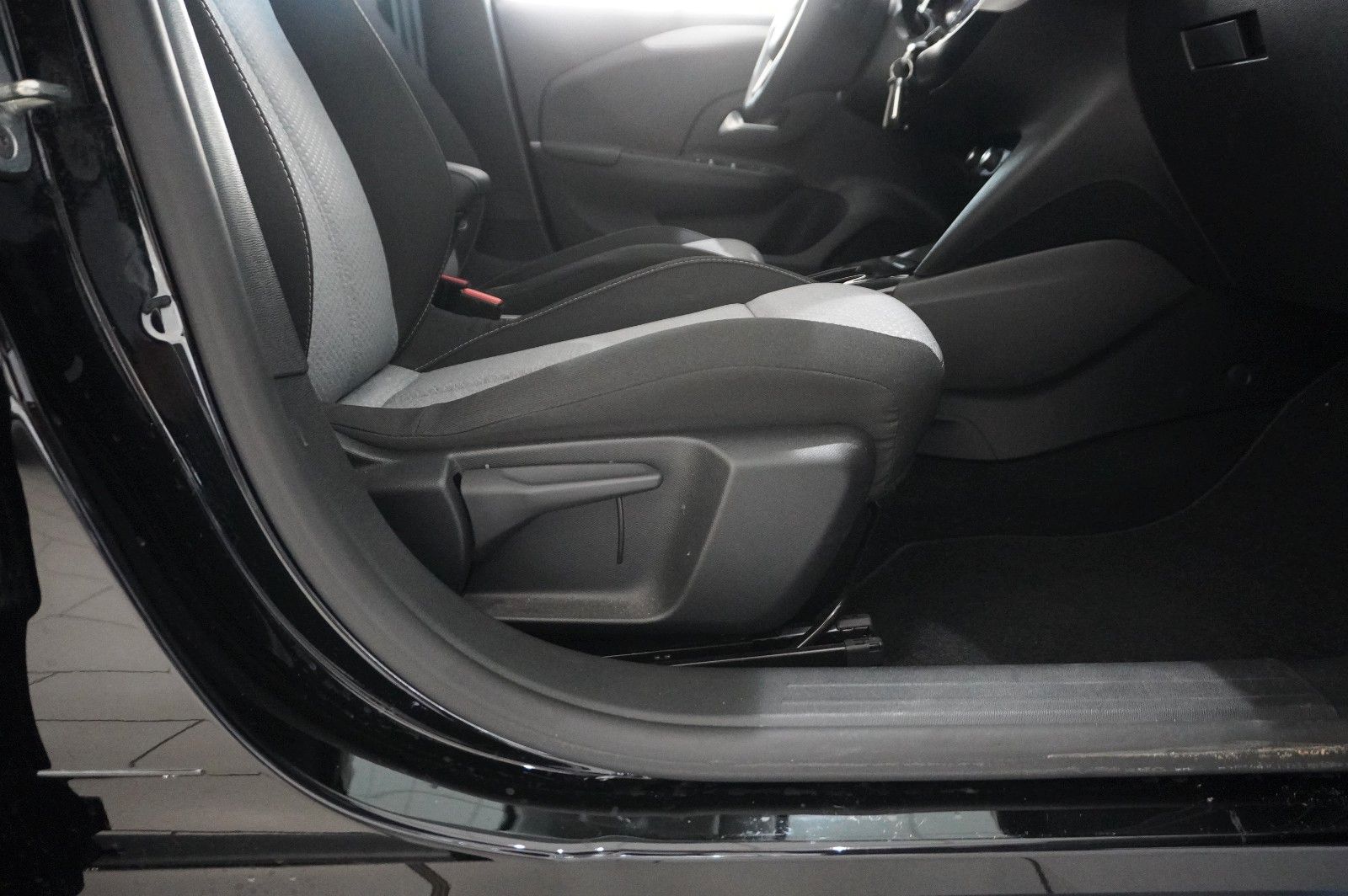 Fahrzeugabbildung Opel Corsa F 1.2T EDITION NAVI/LED/SPORT/SHZ/PDC/DAB+