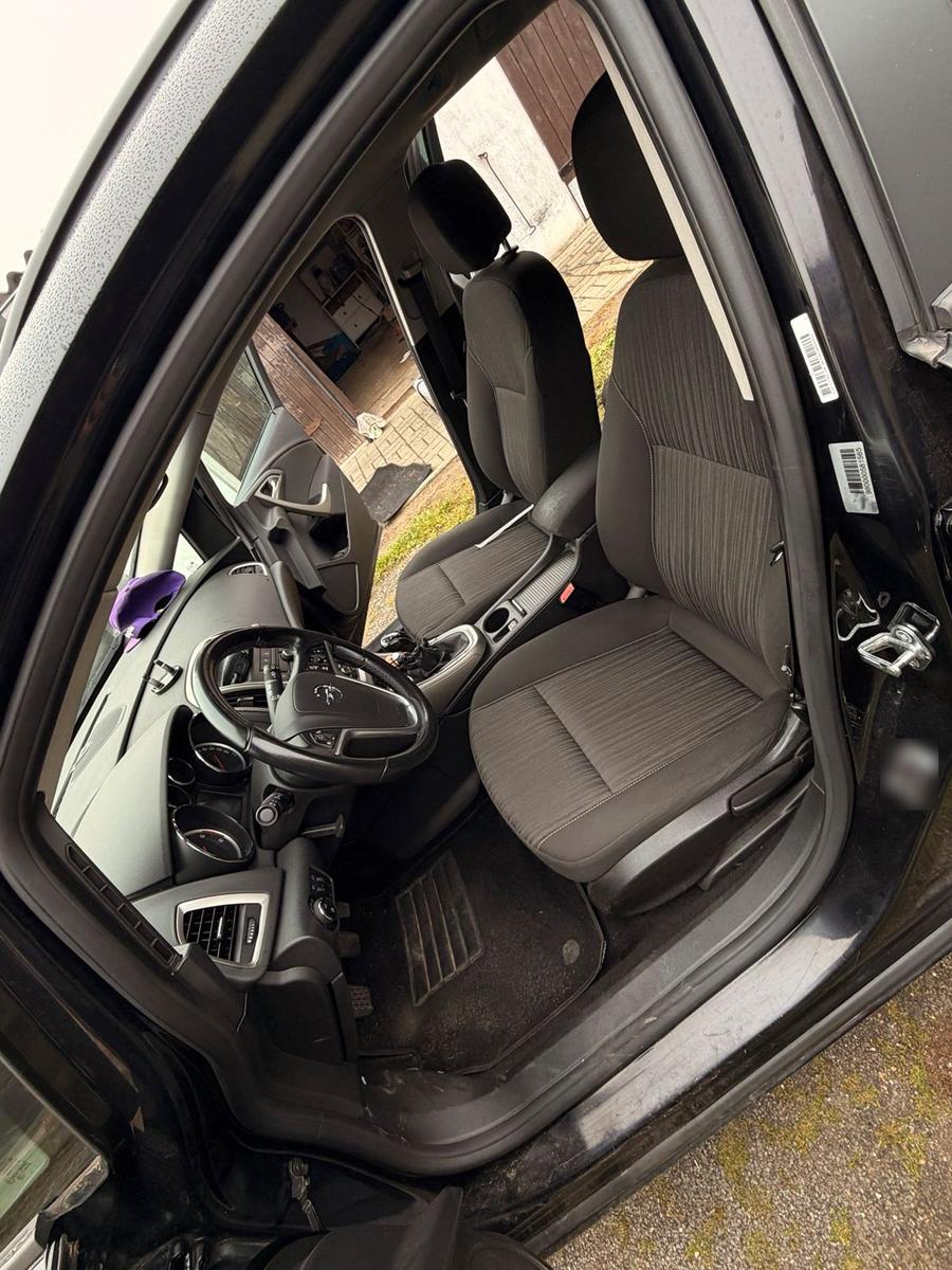 Opel Astra 2011 — photo 11