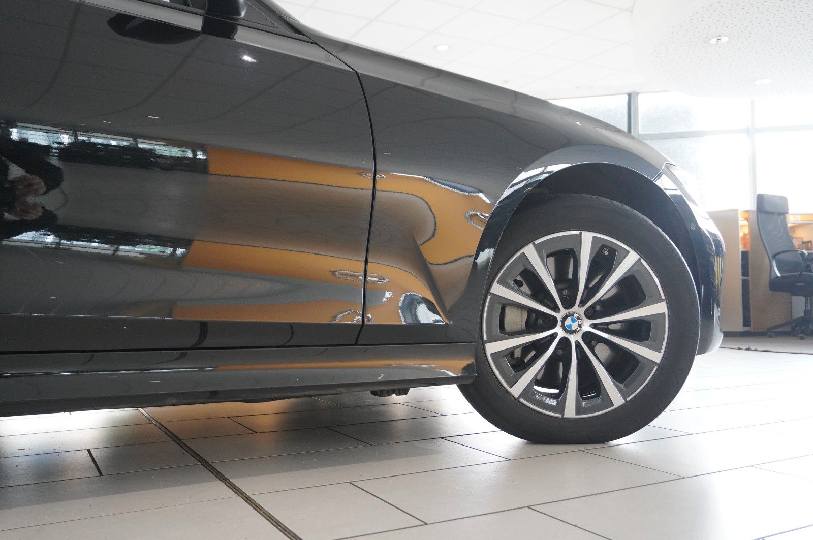 Fahrzeugabbildung BMW 330D TOURING X-DRIVE NAVI/LED/KAMERA/VIRT./SPORT