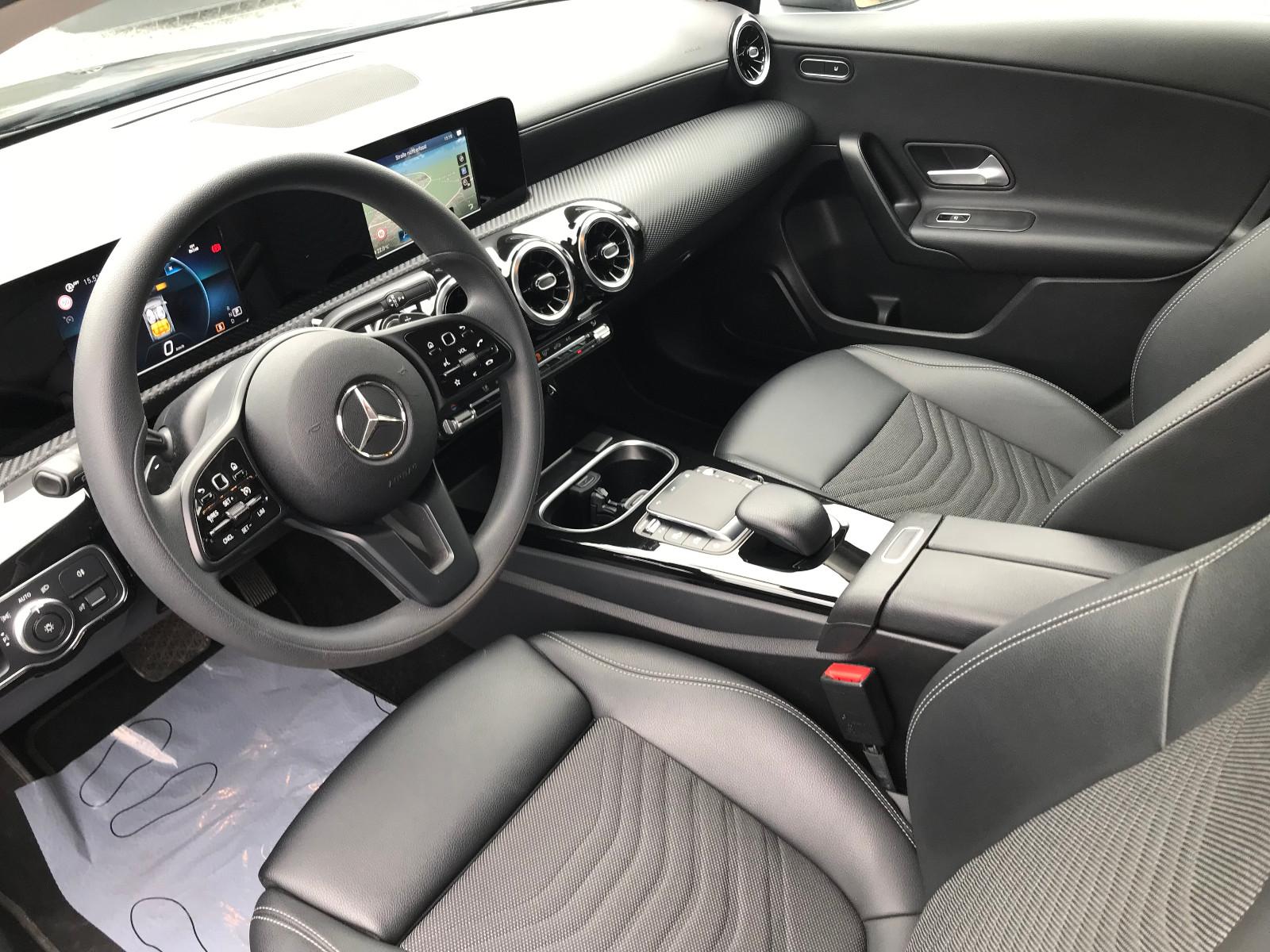 Mercedes-Benz A 180 d 8G Style Kamera LED T-Leder MBUX PDC