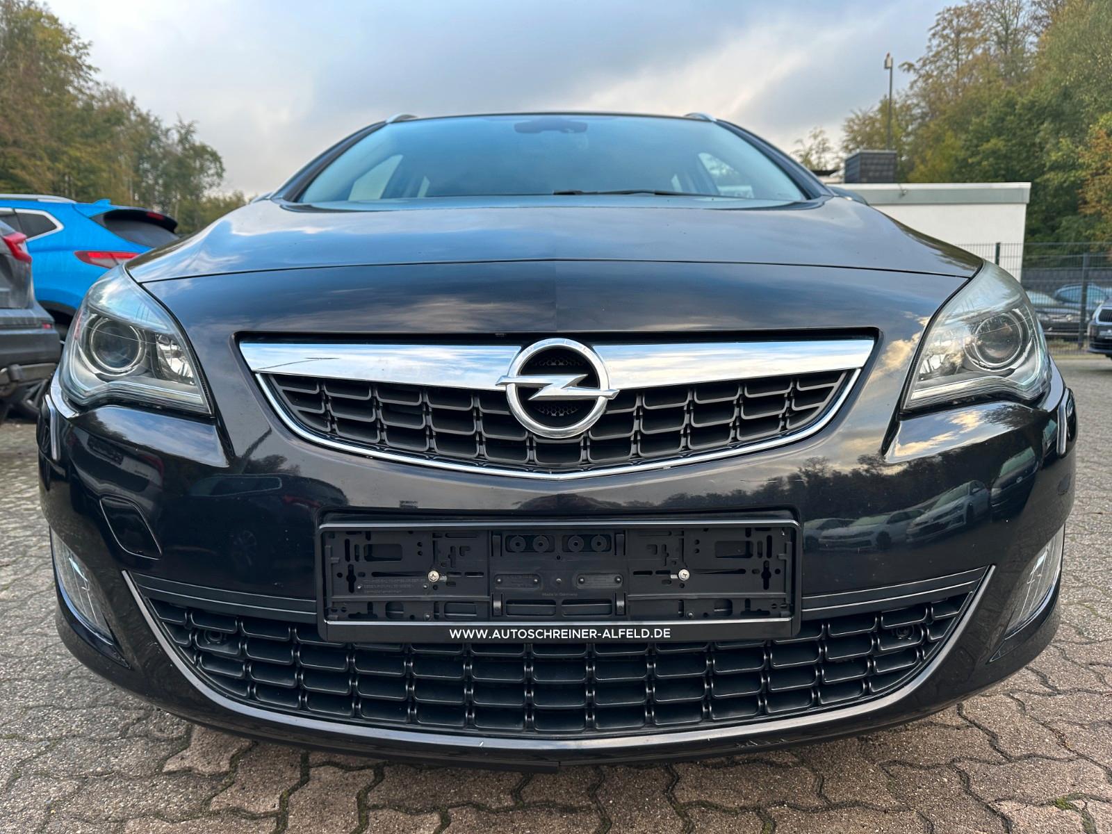 Opel Astra 2011 — interior