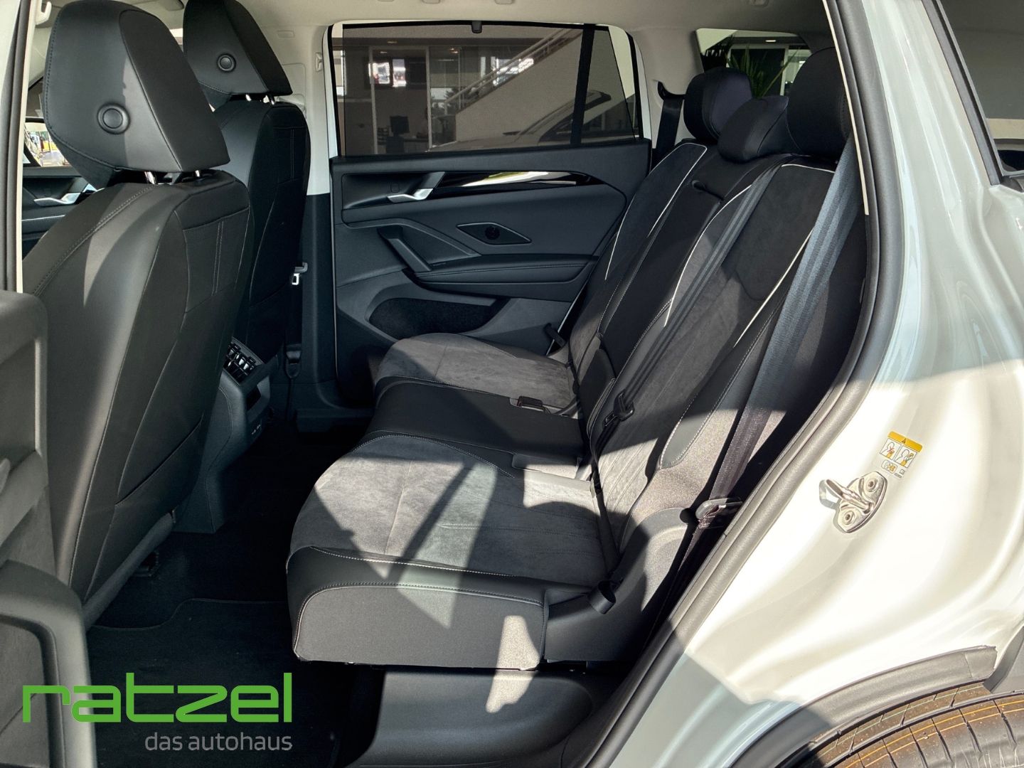 Fahrzeugabbildung Volkswagen Tayron ELEGANCE 1.5 TSI DSG 7-Sitzer+8-fach+NAVI