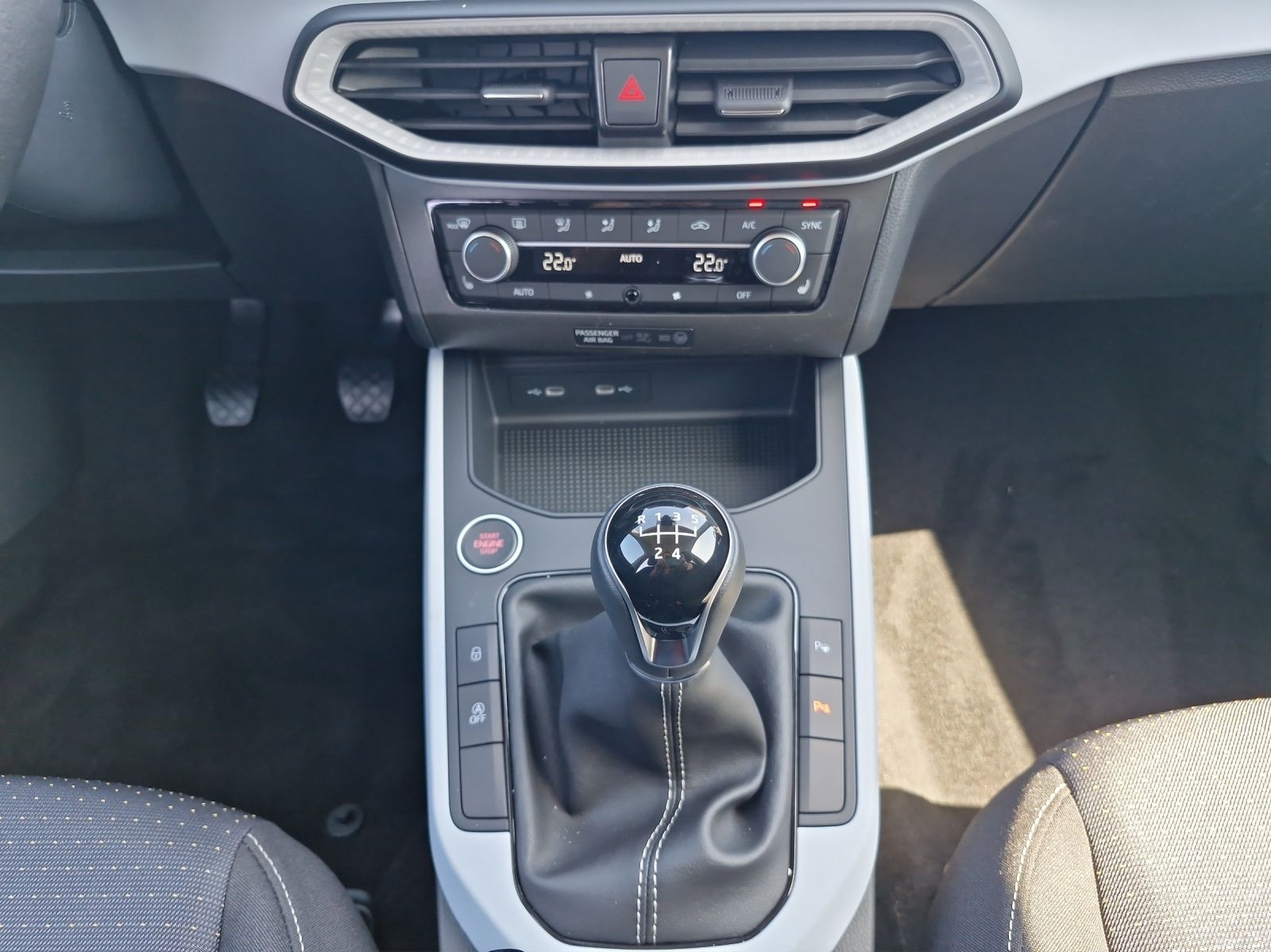 Fahrzeugabbildung SEAT Arona Road Edition 1.0 TSI AHZ LED RFK SH Keyles