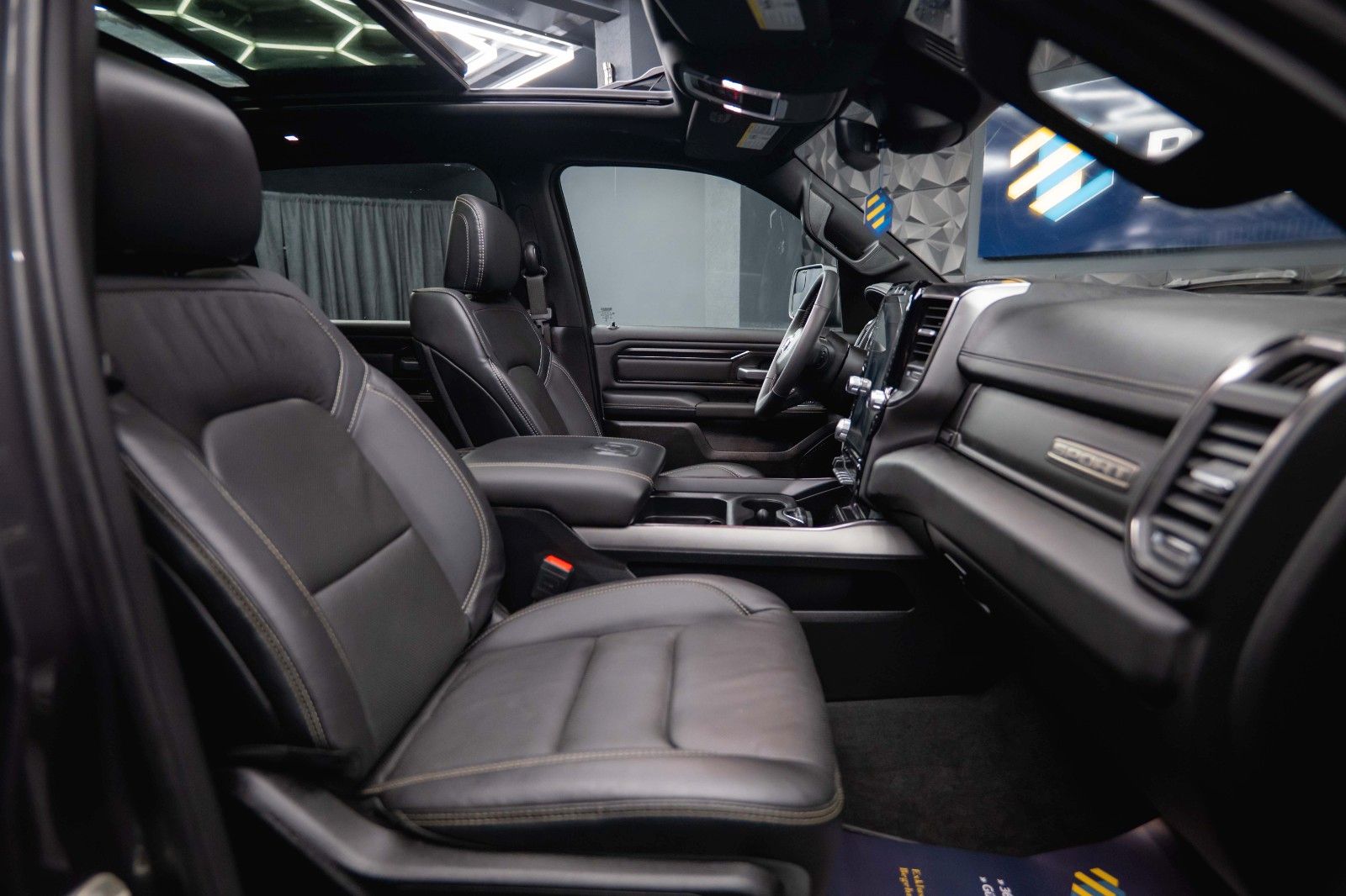 Fahrzeugabbildung Dodge RAM 5.7 V8 HEMI 4x4 Sport Night *Pano*22 Zoll*