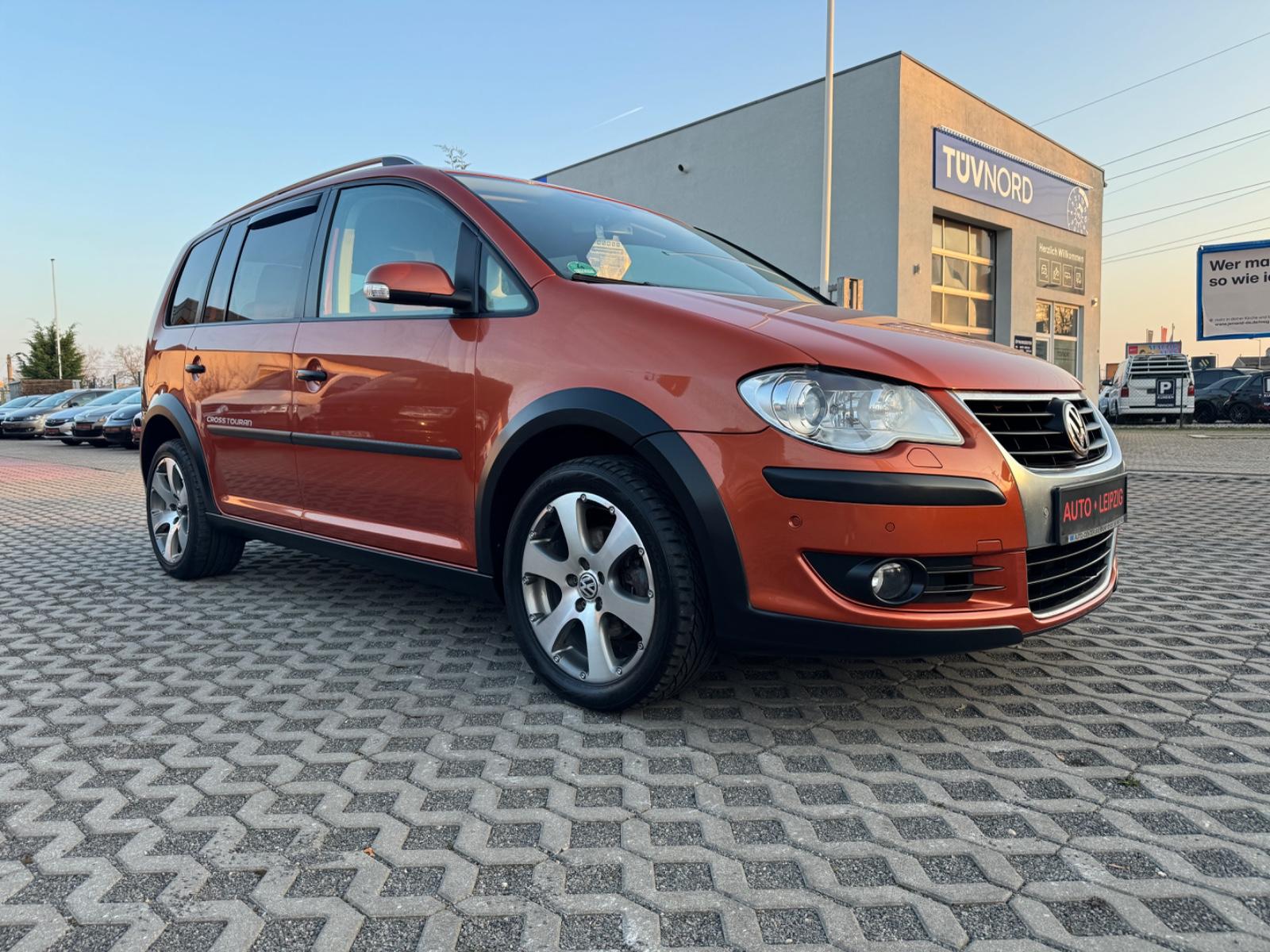 Volkswagen TouranCross,BiXenon,7Sitzer,Stdhz,Klima,AHK,PDC