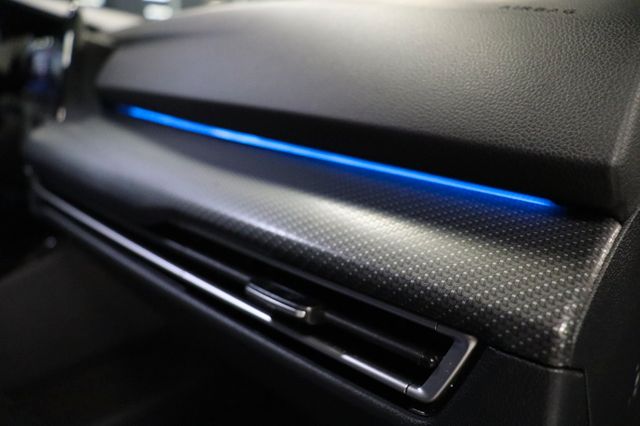 Fahrzeugabbildung Volkswagen Golf VIII Lim. R 4Motion|MATRIX|H/K|DCC|AMBIENTE