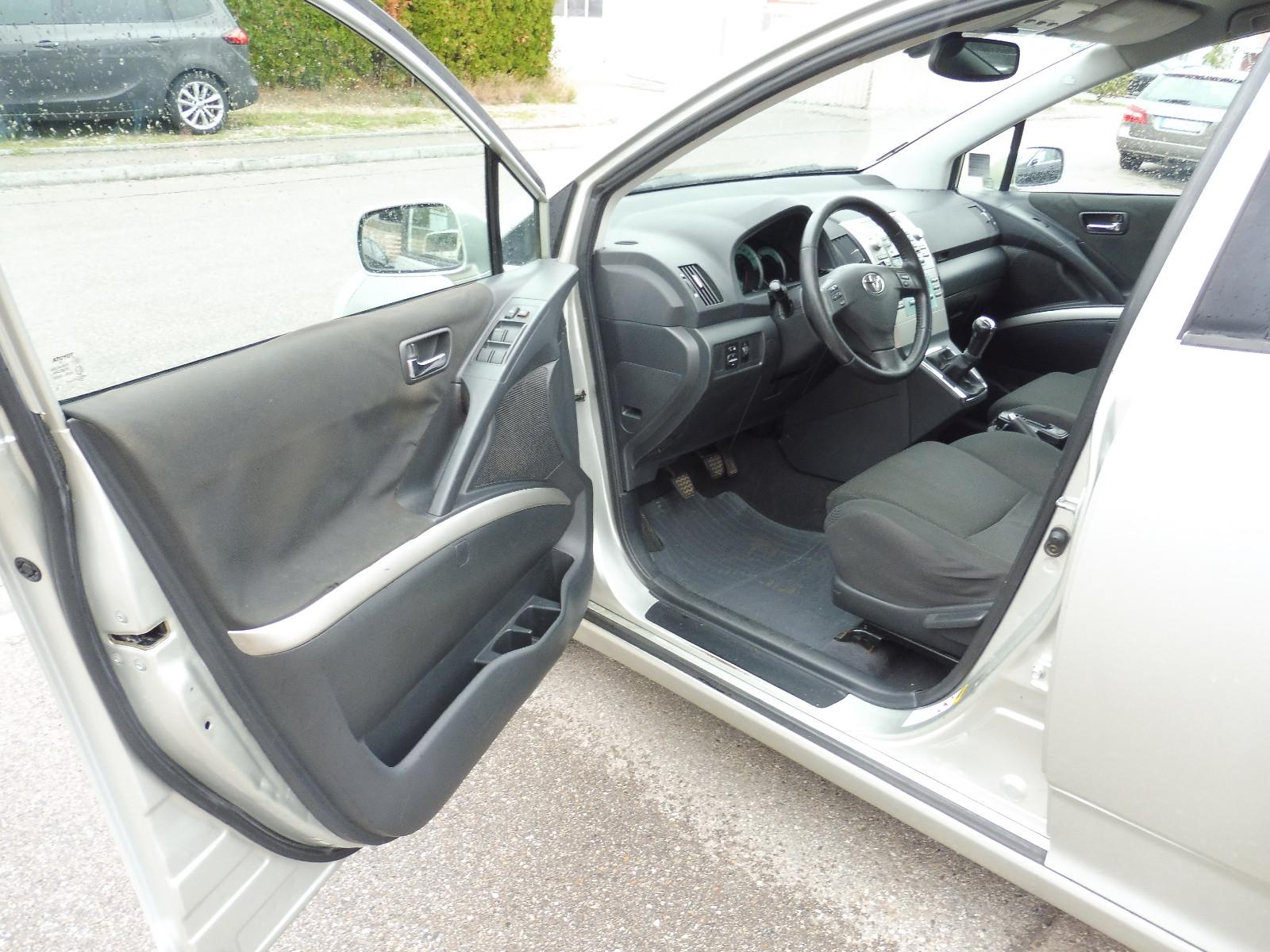 Toyota Corolla Verso 2004 — photo 17