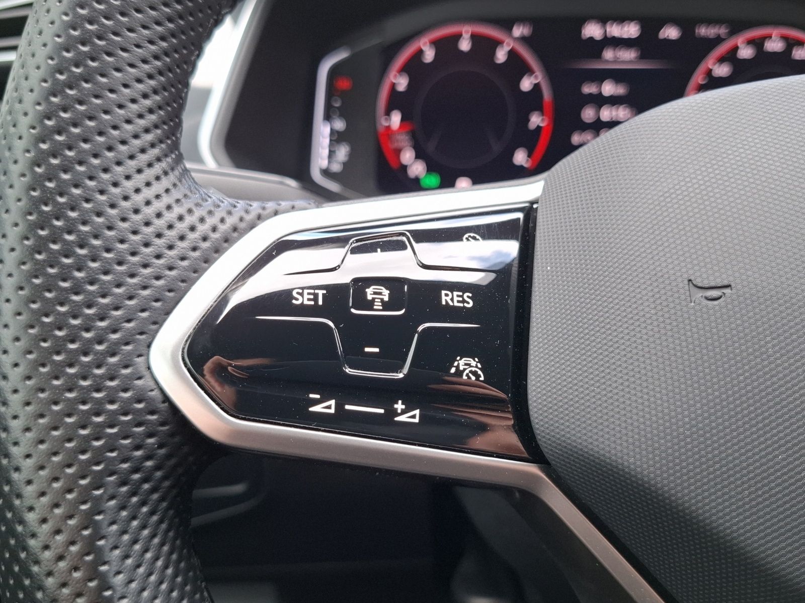 Fahrzeugabbildung Volkswagen Tiguan TSI R-Line DSG 4M Matrix AHK Navi AID ACC