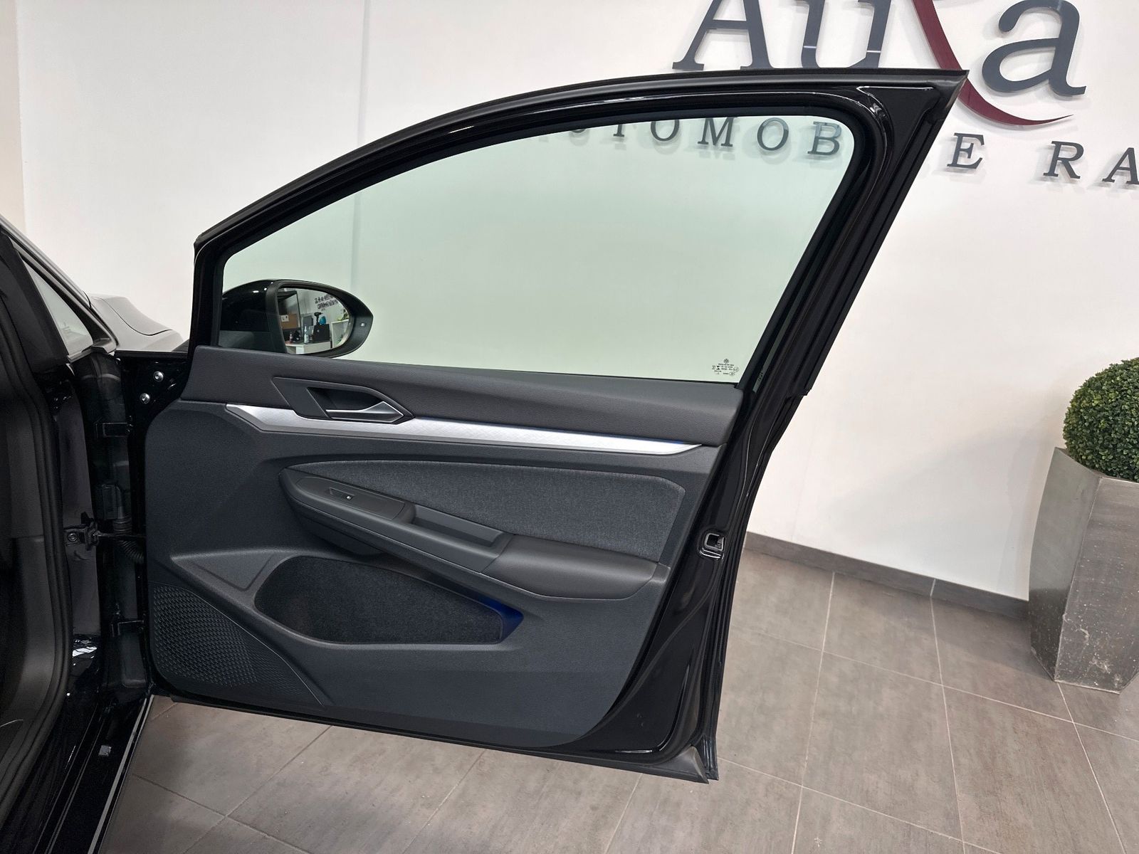 Fahrzeugabbildung Volkswagen Golf 2.0 TDI DSG Life NAV+LED+PANO+AHK+STHZ+HUD