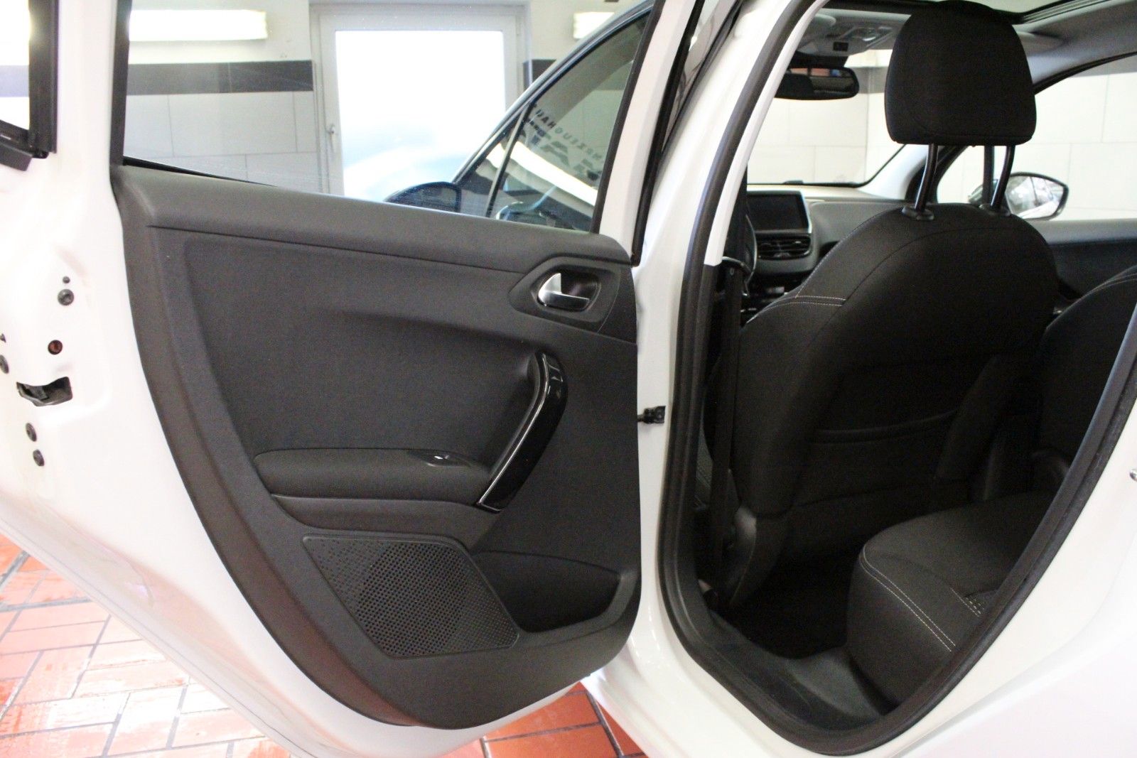 Fahrzeugabbildung Peugeot 208 PureTech 110 Edition Panoramadach*Sitzheizun
