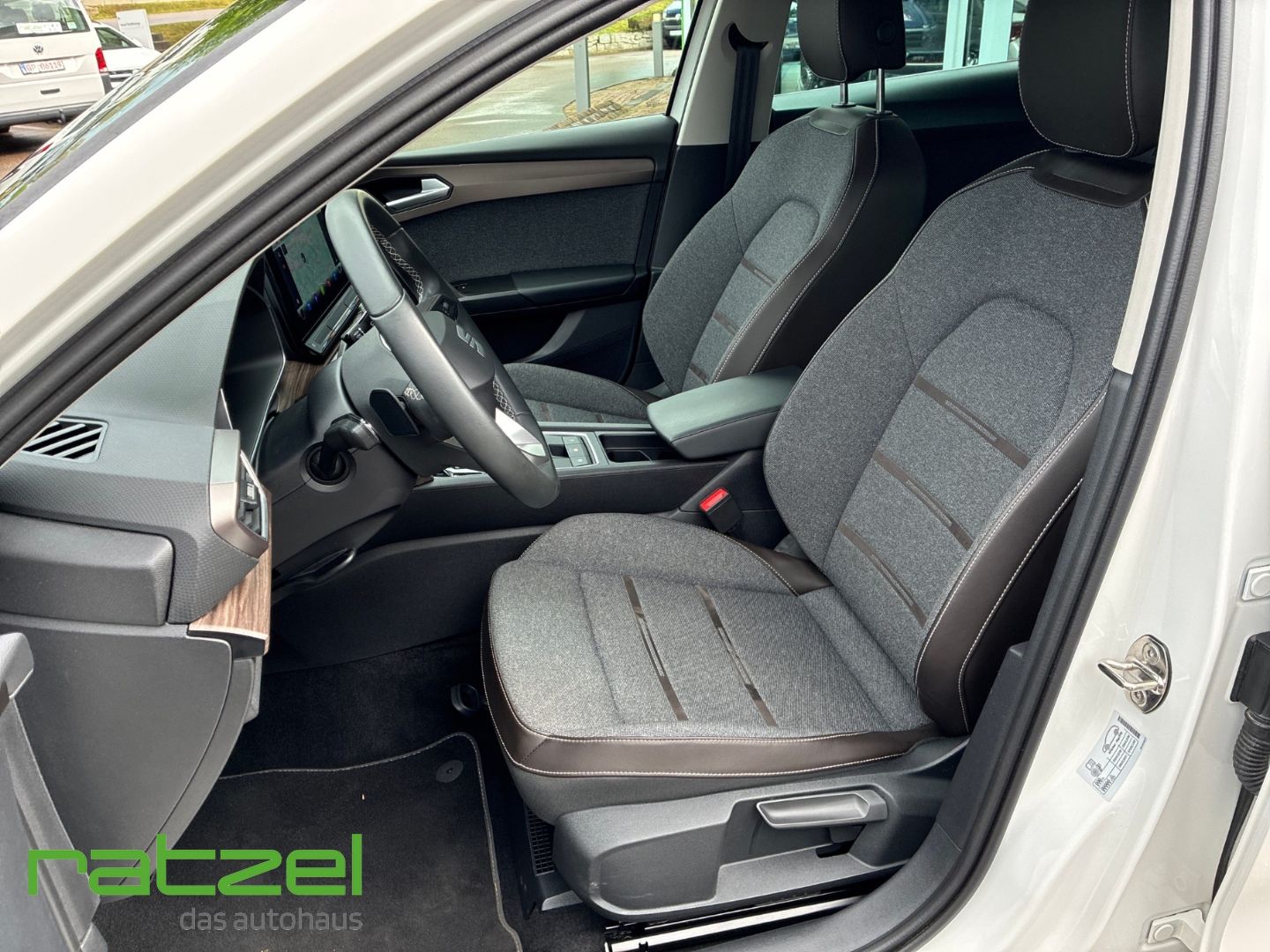 Fahrzeugabbildung SEAT Leon Xcellence 1.5 eTSI Navi Digitales Cockpit L