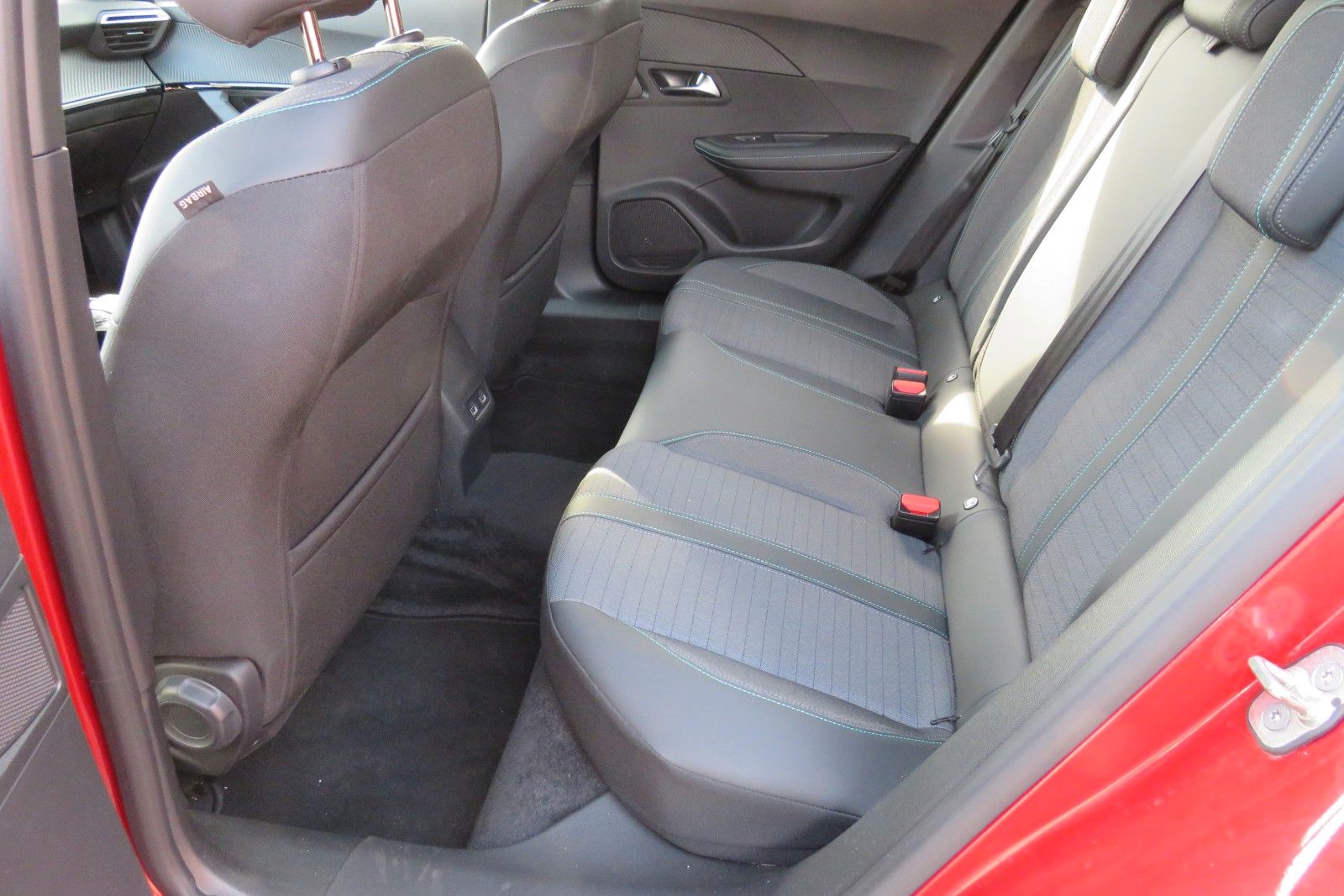 Fahrzeugabbildung Peugeot 2008 e- ALLURE NAVI GRA APP-CON SITZH. PDC 1.HD