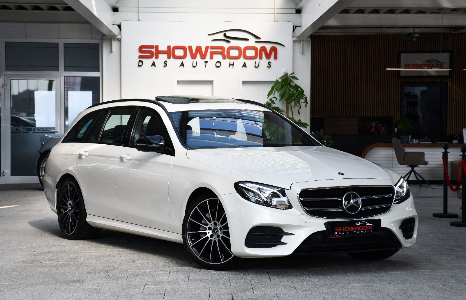 Mercedes-Benz E220d Designo AMG-Line Distronic 360° Ahk 1.Hand foto 3