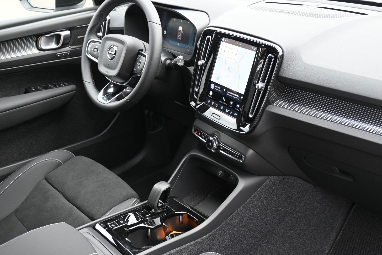 Fahrzeugabbildung Volvo XC40 B4 DKG Plus Black Edition*FSHZG*H&K*ACC*AHK