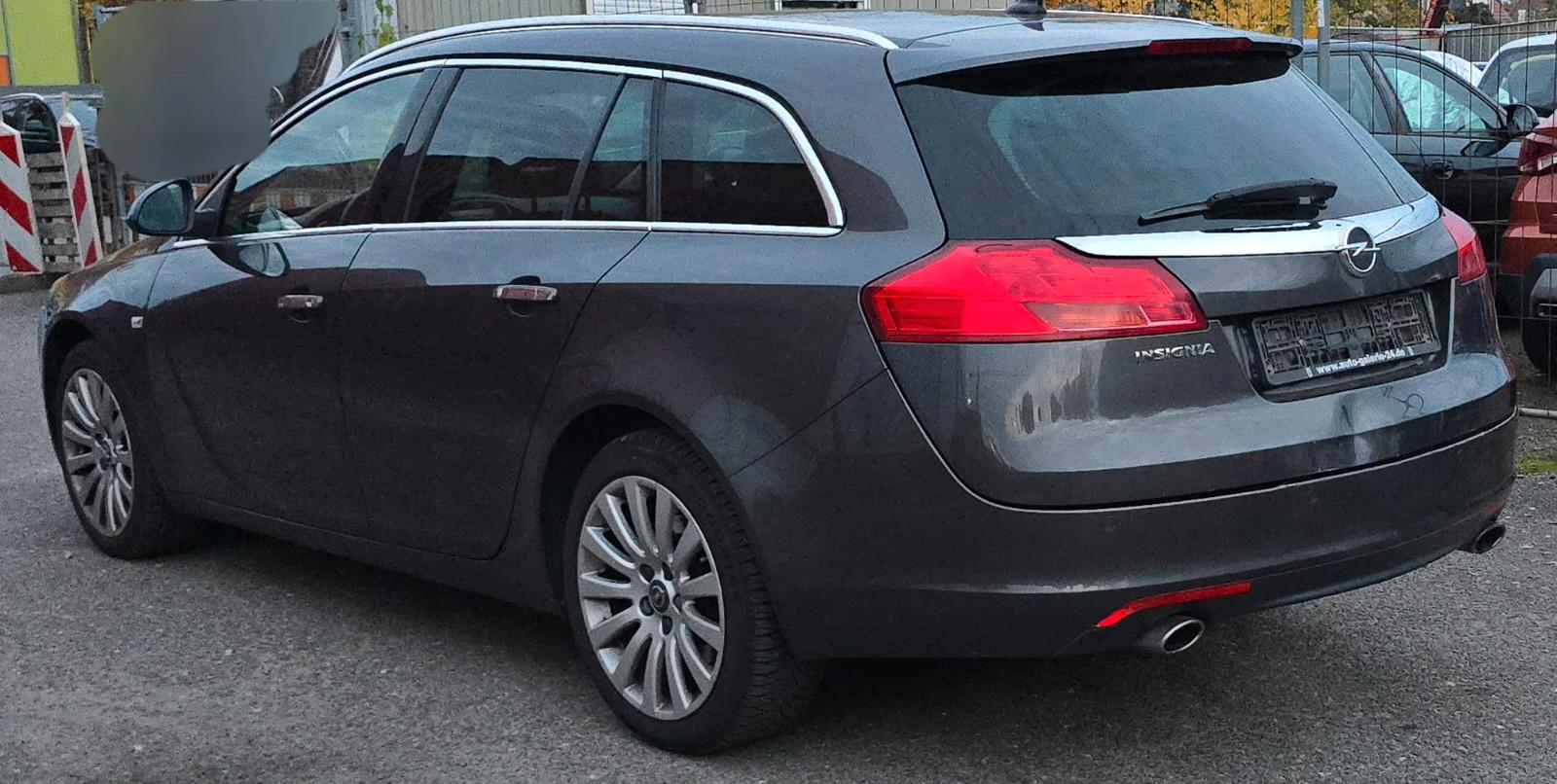 Opel Insignia 2011 — rear view