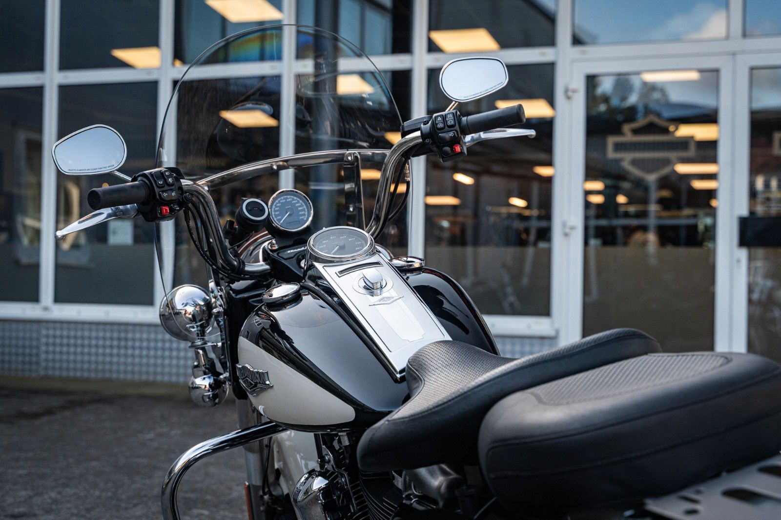 Fahrzeugabbildung Harley-Davidson ROAD KING POLICE FLHP TOURING - JEKILL&HYDE