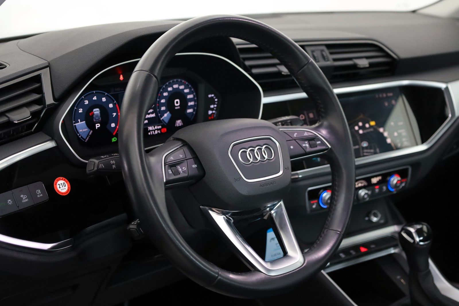 Fahrzeugabbildung Audi Q3 35 TFSI advanced,Navi,SH,PDC,8fach bereift