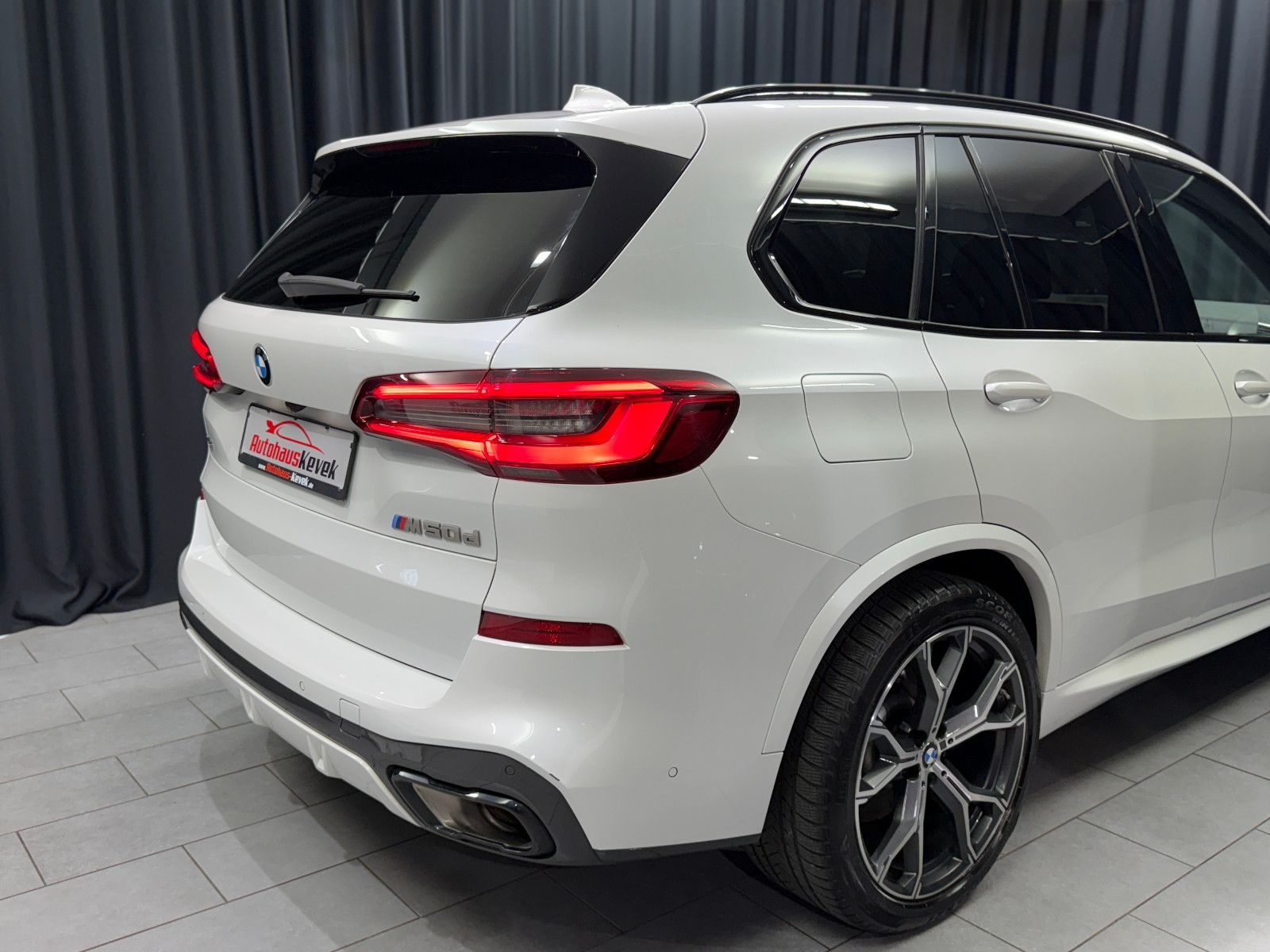 Fahrzeugabbildung BMW X5 M50d|LASER|H&K|360°|PANO|GESTIK|AHK|HuD