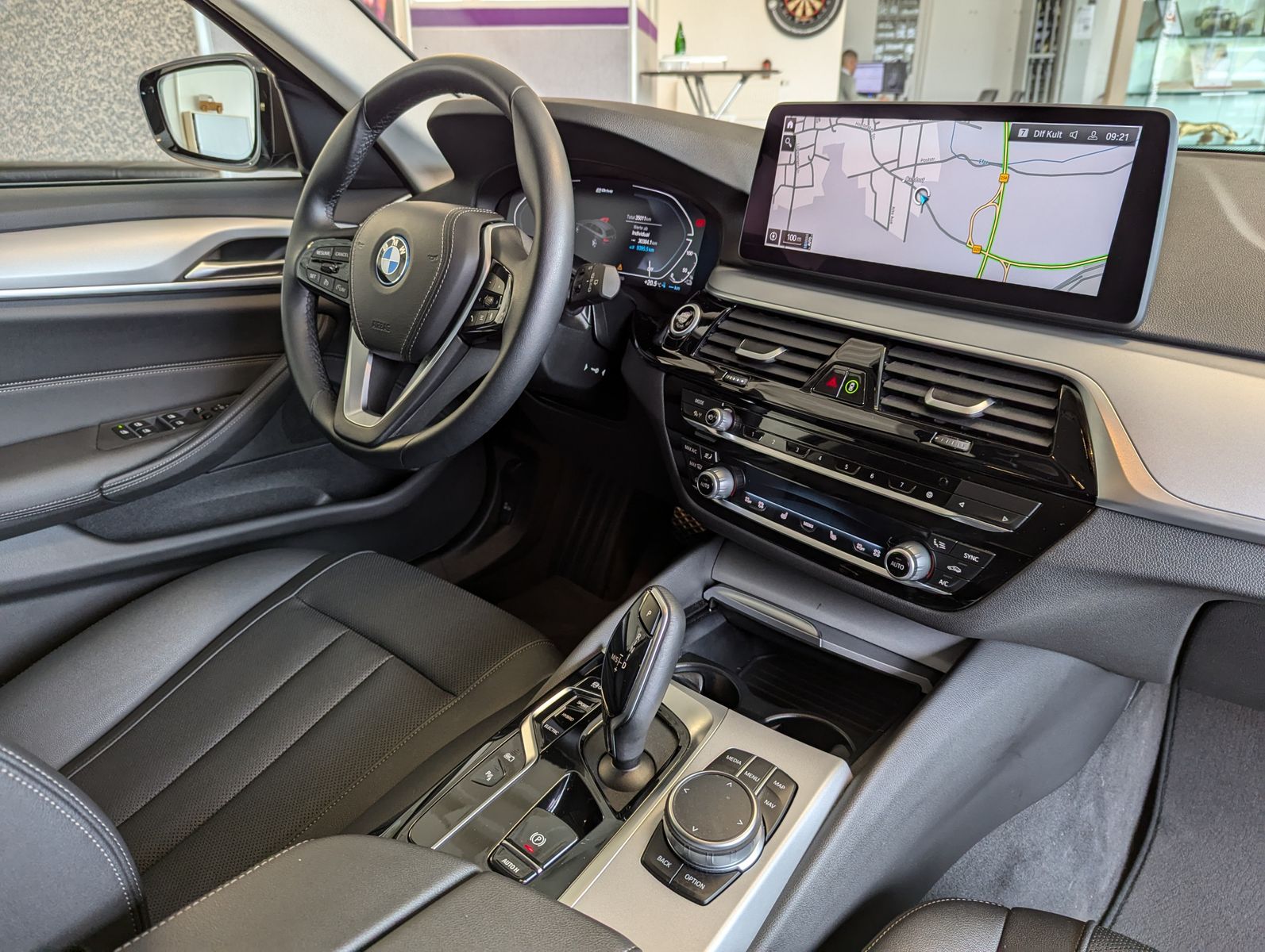 BMW 530 e Frozen-Dark Shadow LED Kamera AHK 4-Zonen - Image 11
