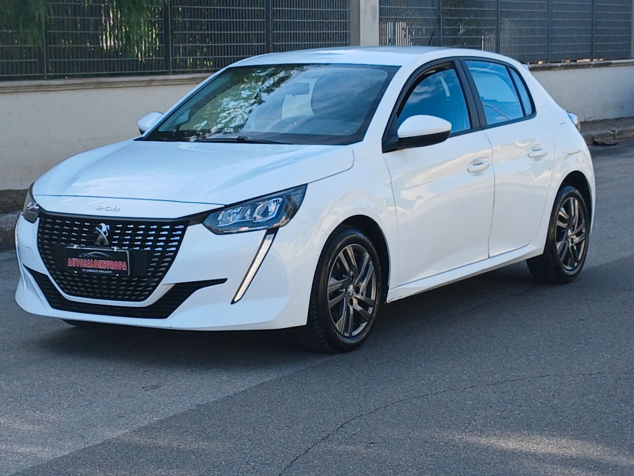 PEUGEOT 208