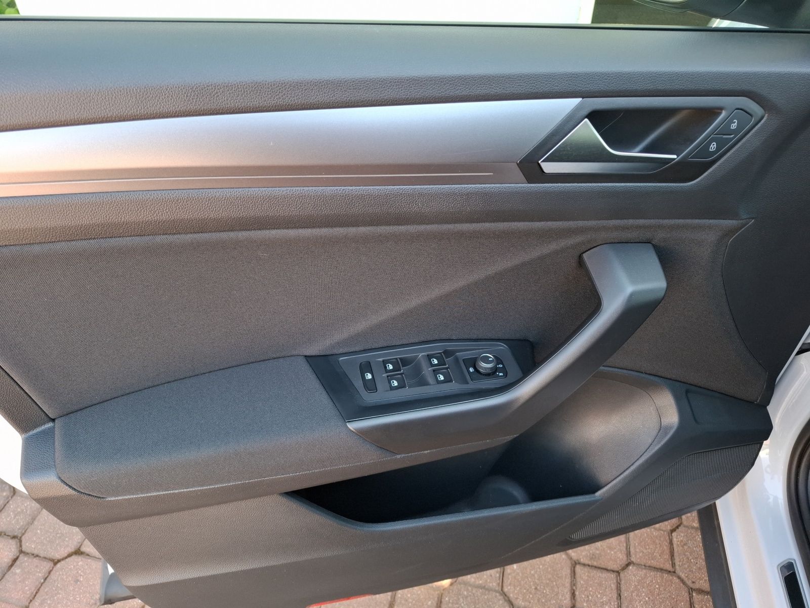 Fahrzeugabbildung Volkswagen T-Roc TSI Active DSG Kamera ACC Navi SH LM
