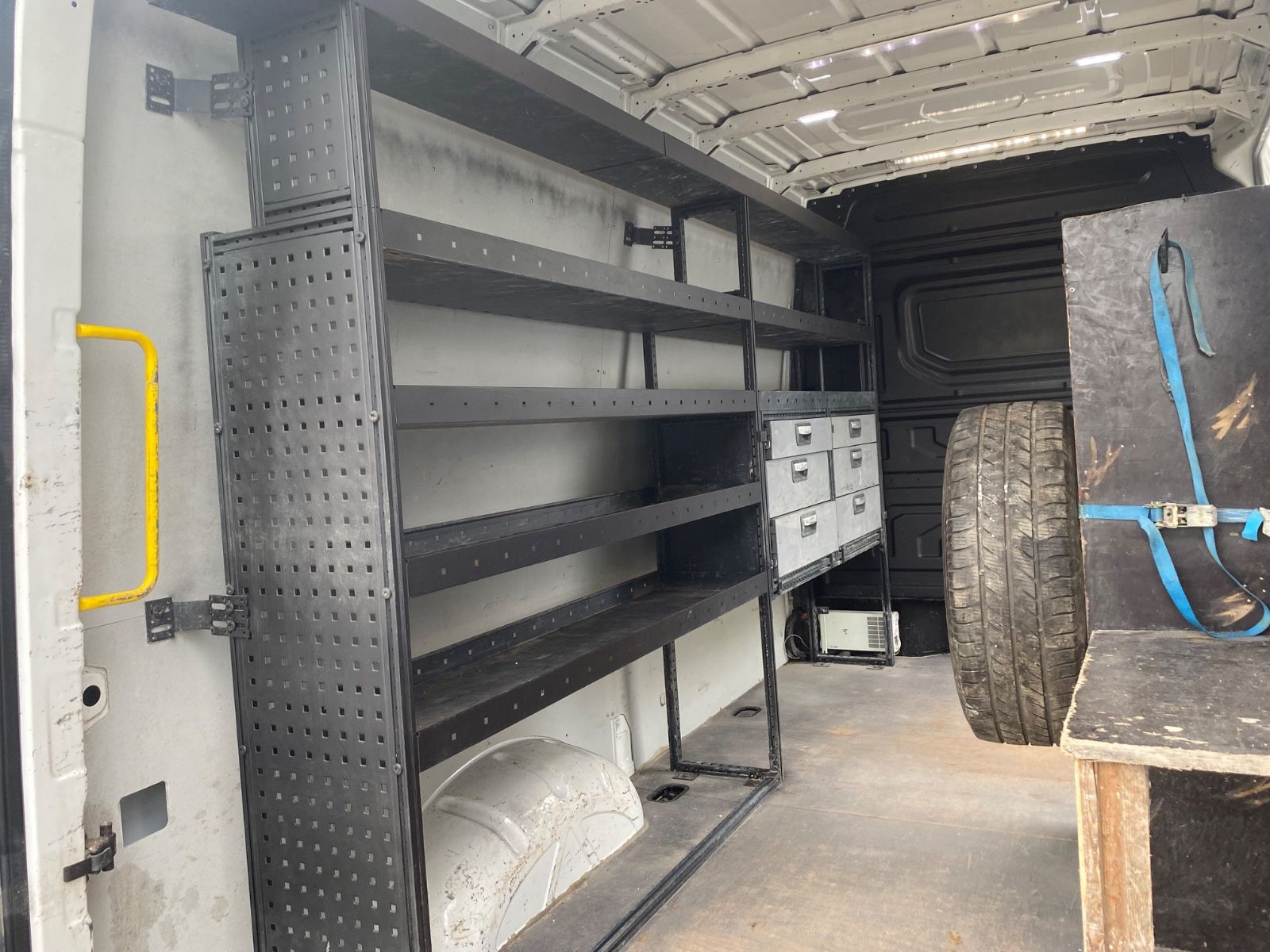 Fahrzeugabbildung Volkswagen Crafter Kasten L3H2,AHK-3500t,Regal,Garantie