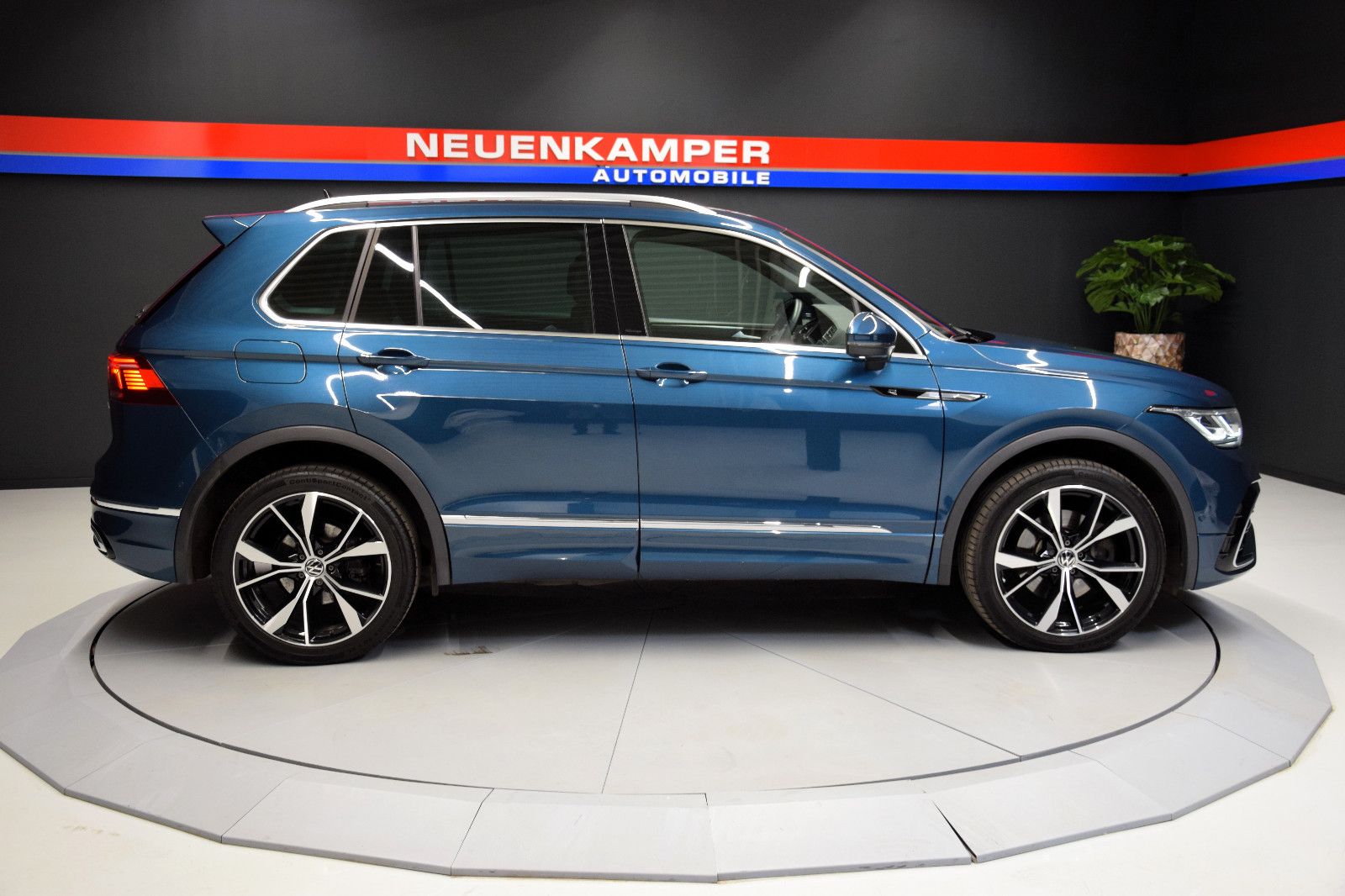 Fahrzeugabbildung Volkswagen Tiguan R-Line 4Motion IQ.Light ACC AHK 20°Kamera