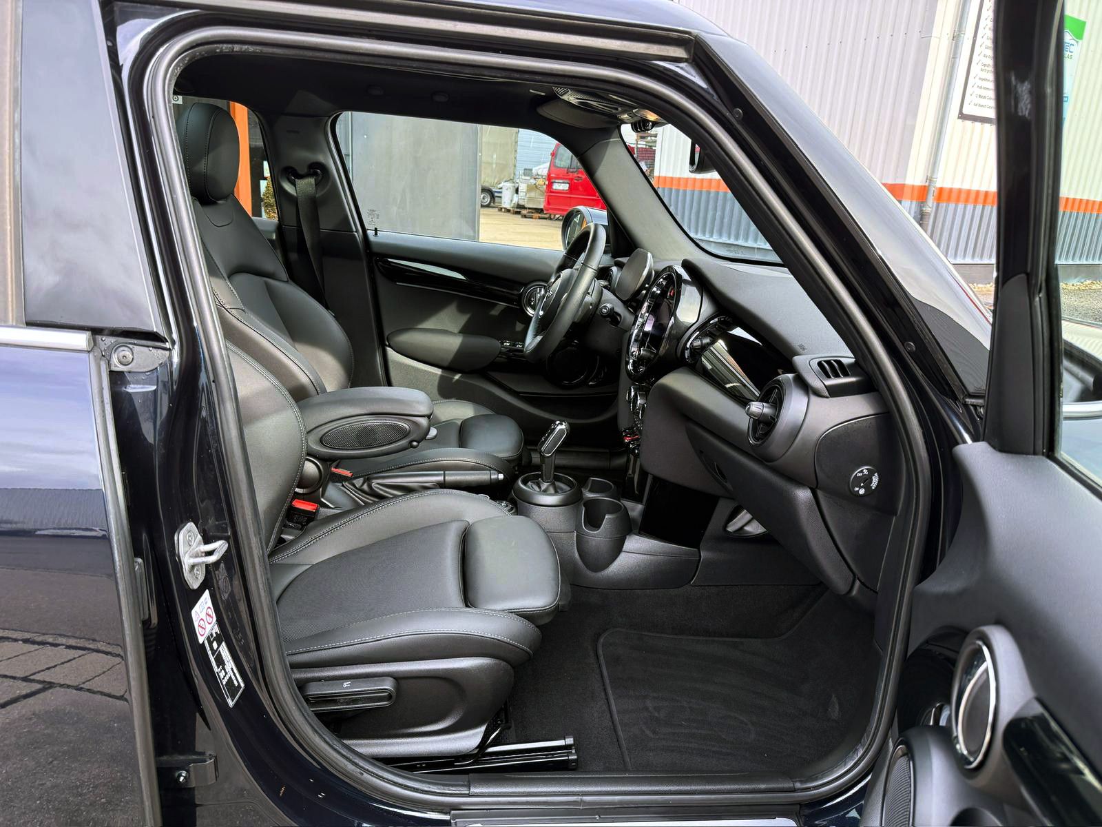 Fahrzeugabbildung MINI ONE 5-trg. Classic-Trim LED SHZ NAV PANO PDC BT