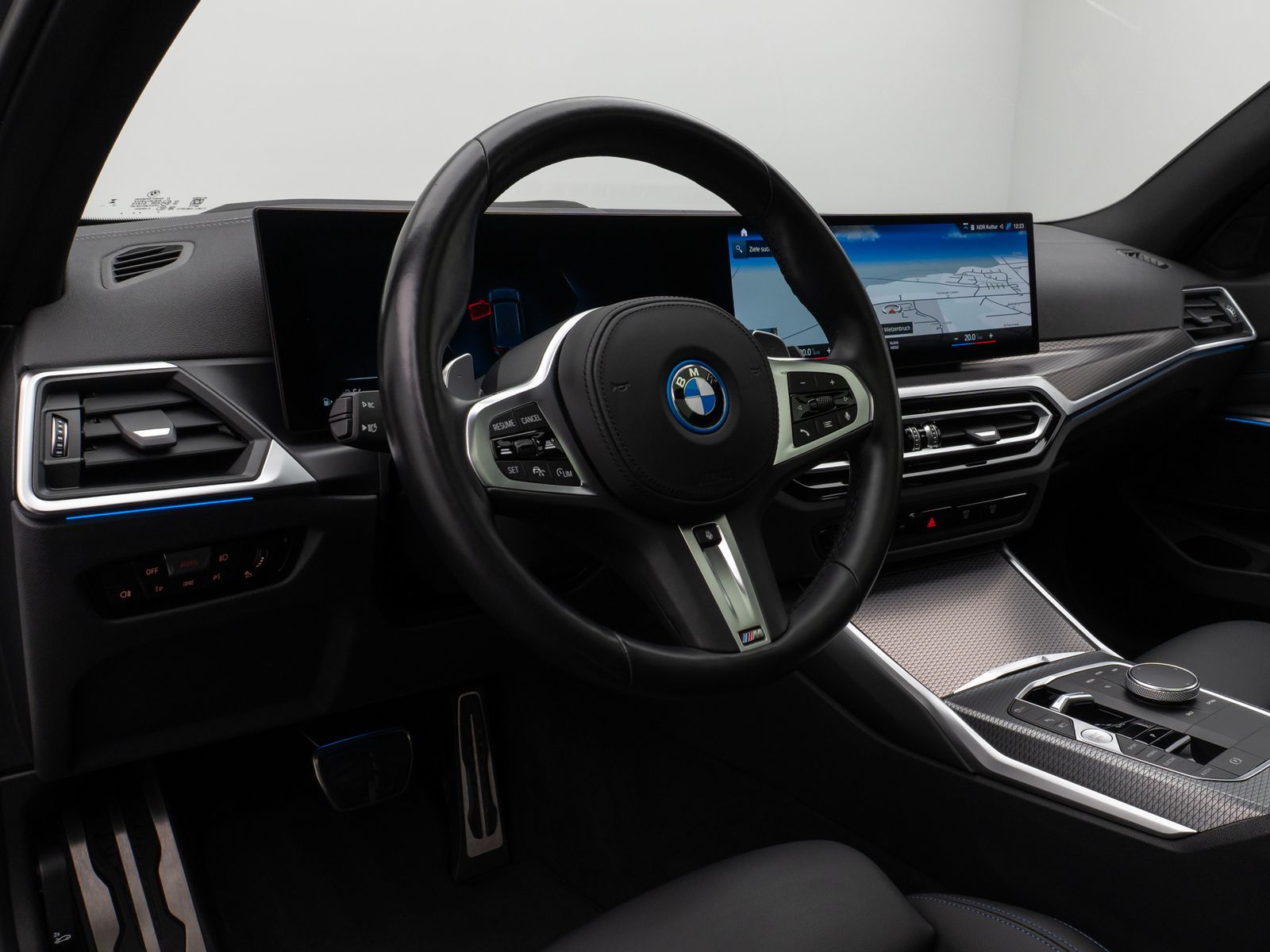 Fahrzeugabbildung BMW 330e M Sport Panorama Kamera HUD DAB HiFi AHK