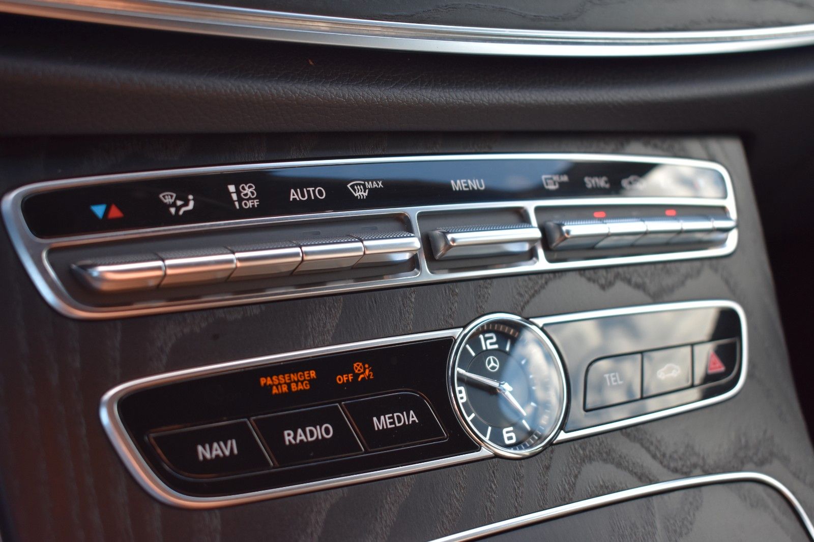 Fahrzeugabbildung Mercedes-Benz E 350d T-Modell HUD/BURMESTER/CARPLAY/LED/KAMERA