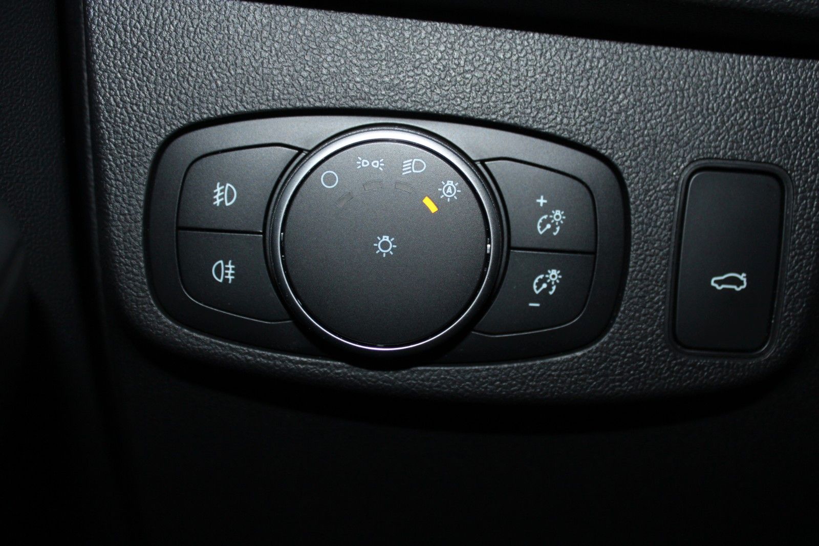 Fahrzeugabbildung Ford Focus ST-Line X Turnier AHK LED NAVI CAM WinterP