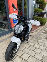 KTM Duke 125 mit Tieferlegung - MOTORRAD TIEFERLEGUNG
