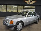 Mercedes-Benz 190 2.0  Schiebedach/SILBER/AHK/2.Hand - Mercedes-Benz 190 mit Benzin-Antrieb: Limousine, 2.0