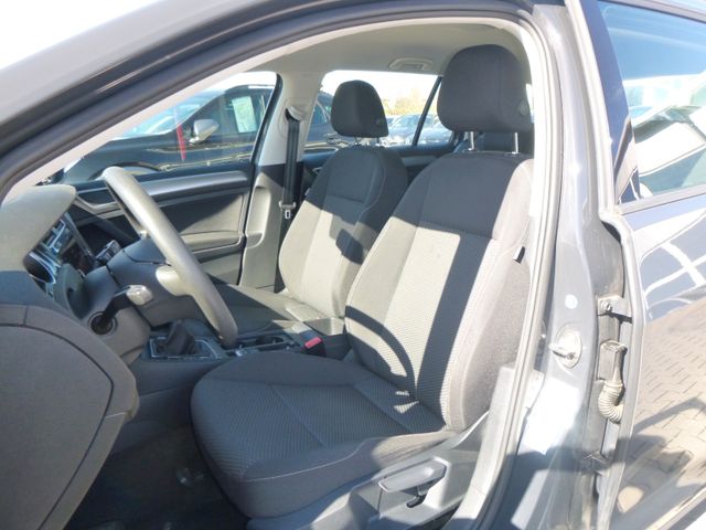 Fahrzeugabbildung Volkswagen Golf VII Variant >Navi/Klima/VW Connect<