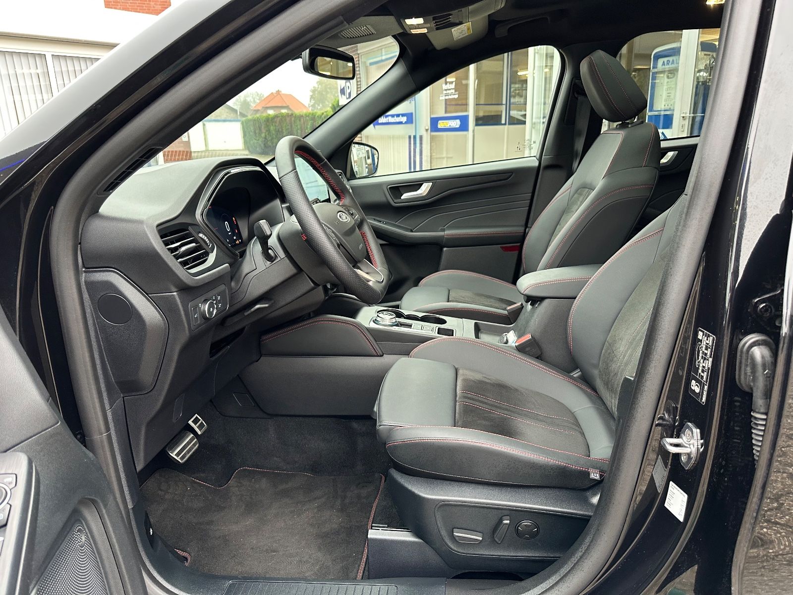 Fahrzeugabbildung Ford Kuga 1.5 EB ST Line X Pano/Matrix/HUD/B&O