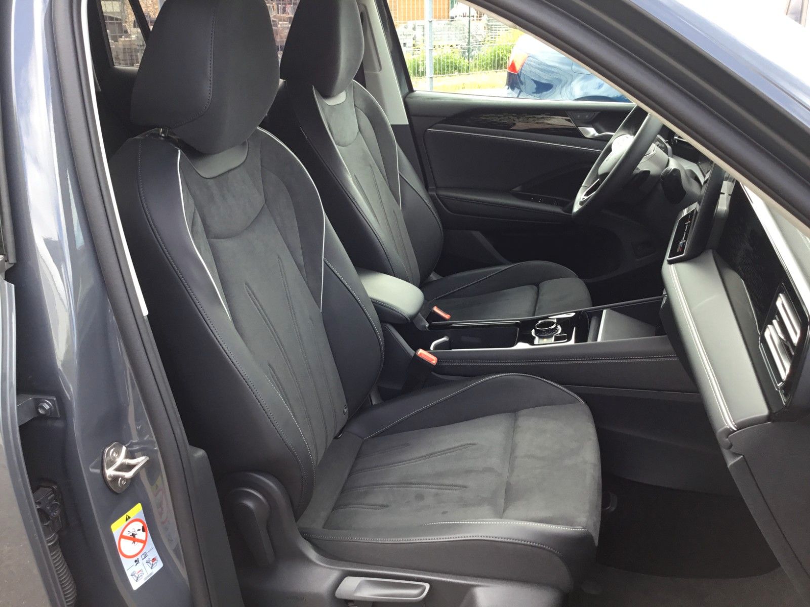 Fahrzeugabbildung Volkswagen Tiguan 1.5 eTSI DSG Elegance+AHK+Navi+18"+Kamera