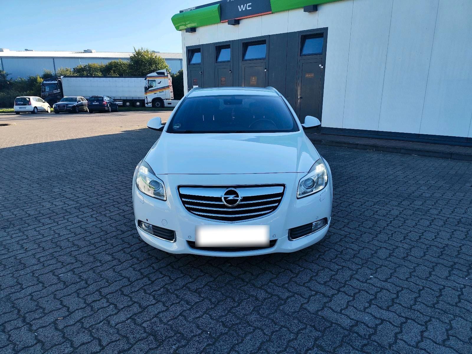 Opel Insignia 2012 — rear view