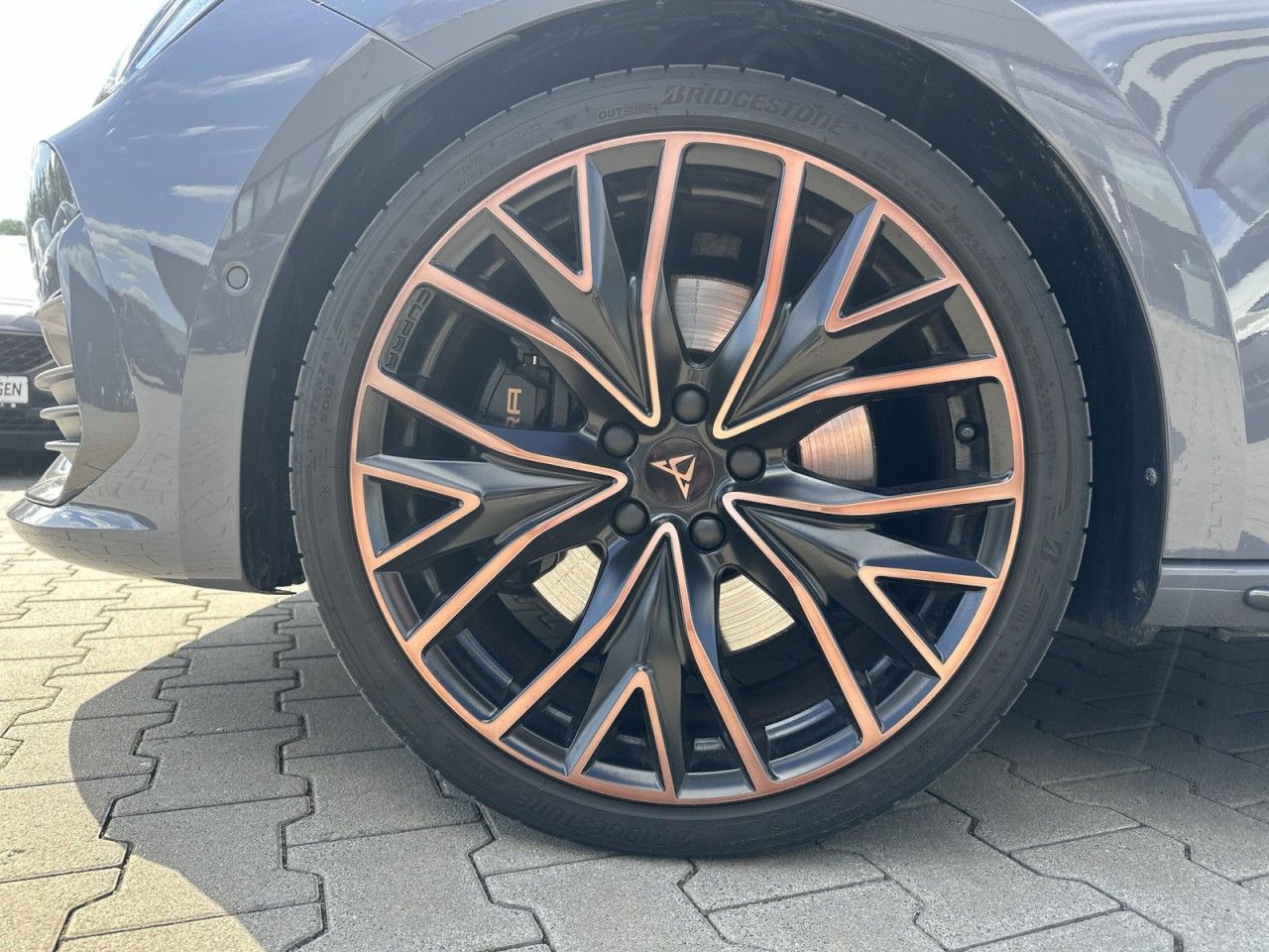 Fahrzeugabbildung CUPRA Leon Sportstourer VZ 2.0 TSI 4Drive DSG*AHK* - mit KI generiert/bearbeitet