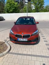BMW 220 Active Tourer 220i Advantage - mit Benzin-Antrieb: Orange, Van