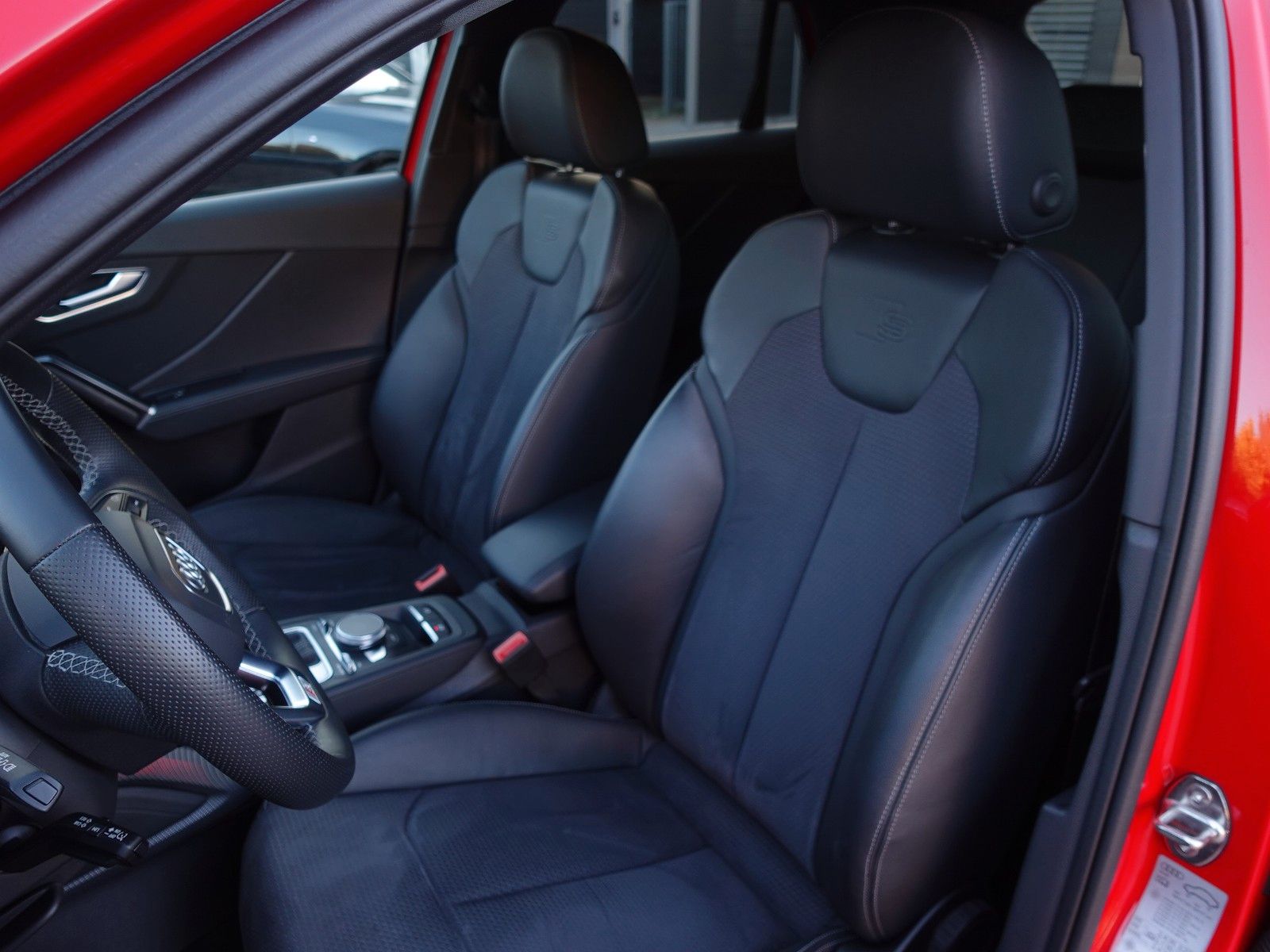 Fahrzeugabbildung Audi Q2 35 TFSI S tronic S line AHK/SONOS/19"LMR/....