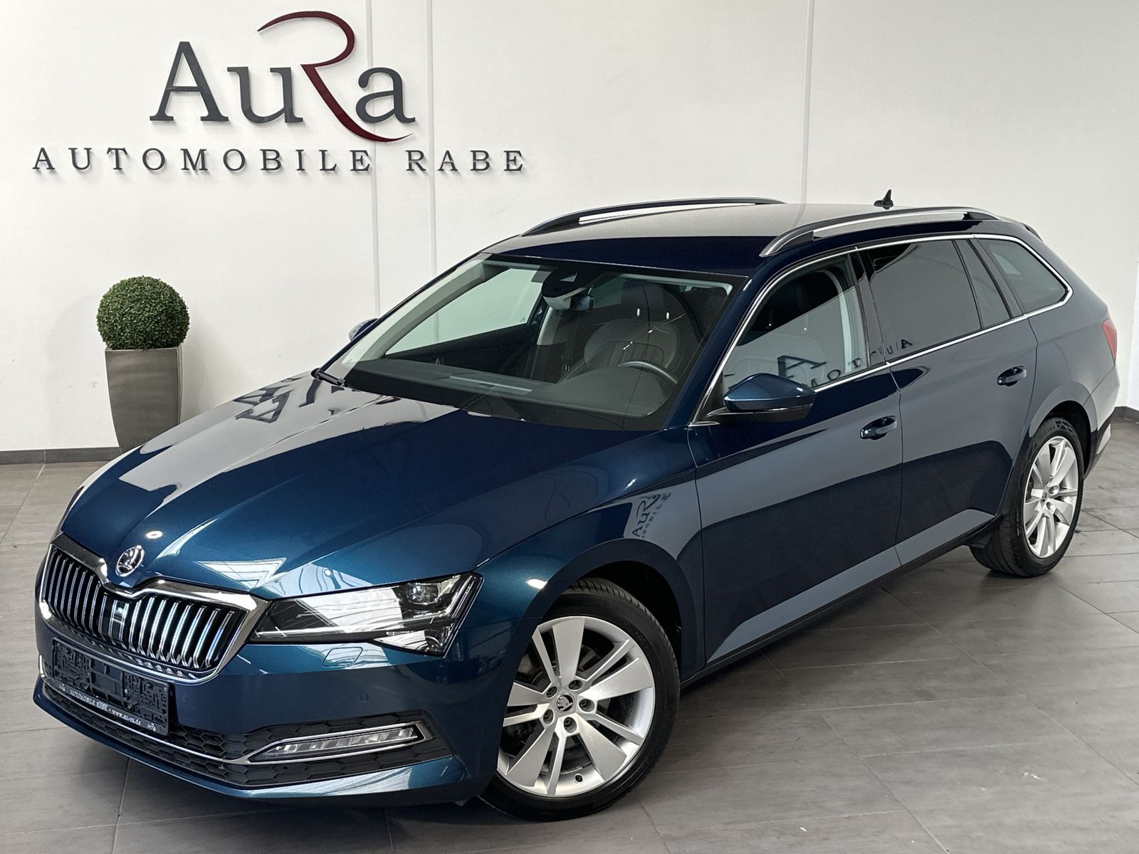 Fahrzeugabbildung SKODA Superb Combi 2.0 TDI Premium Edition NAV+LED+AHK