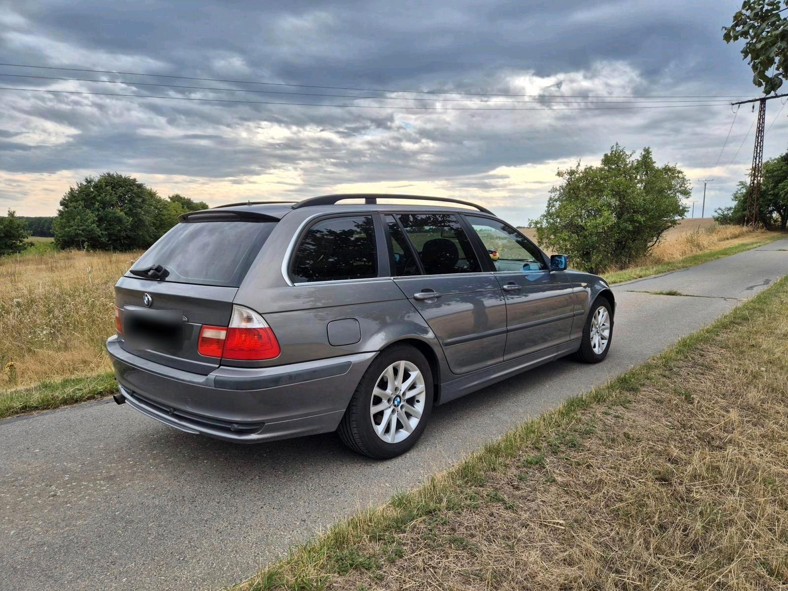 BMW 318 2004 — rear view