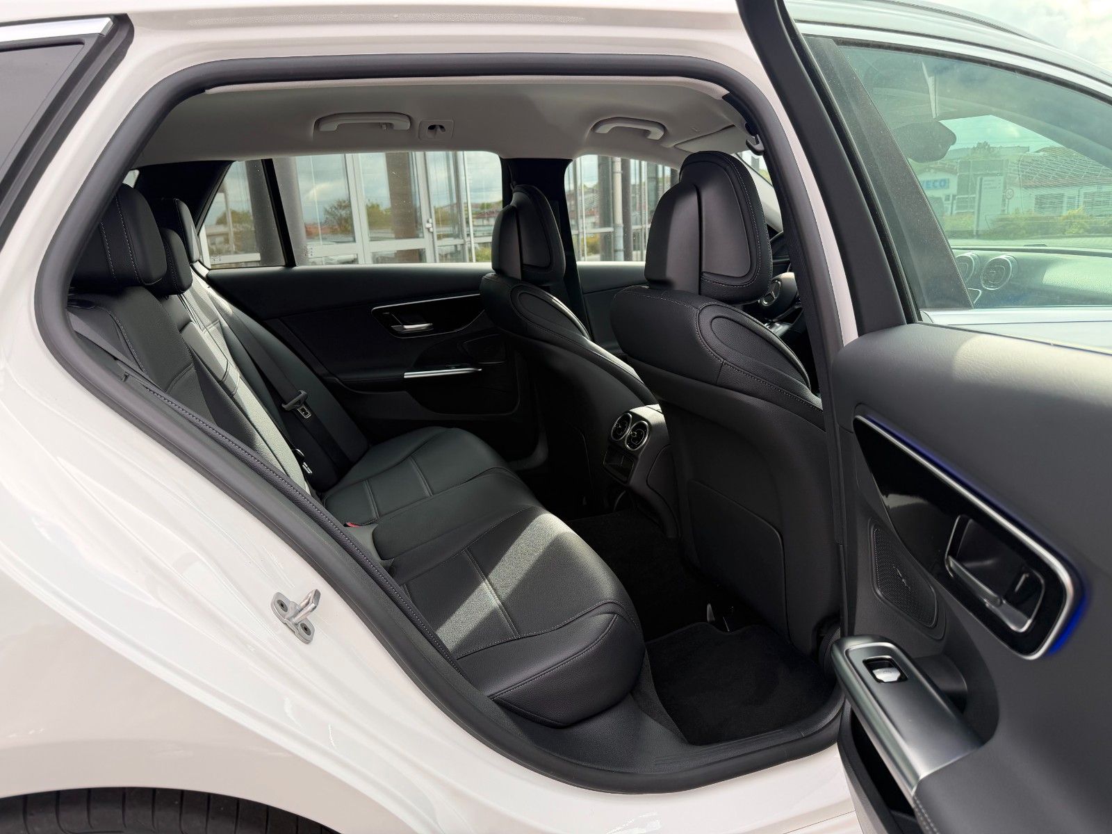 Fahrzeugabbildung Mercedes-Benz C 200 T Avantgarde+RKamera+AHK+AmbientePrem+