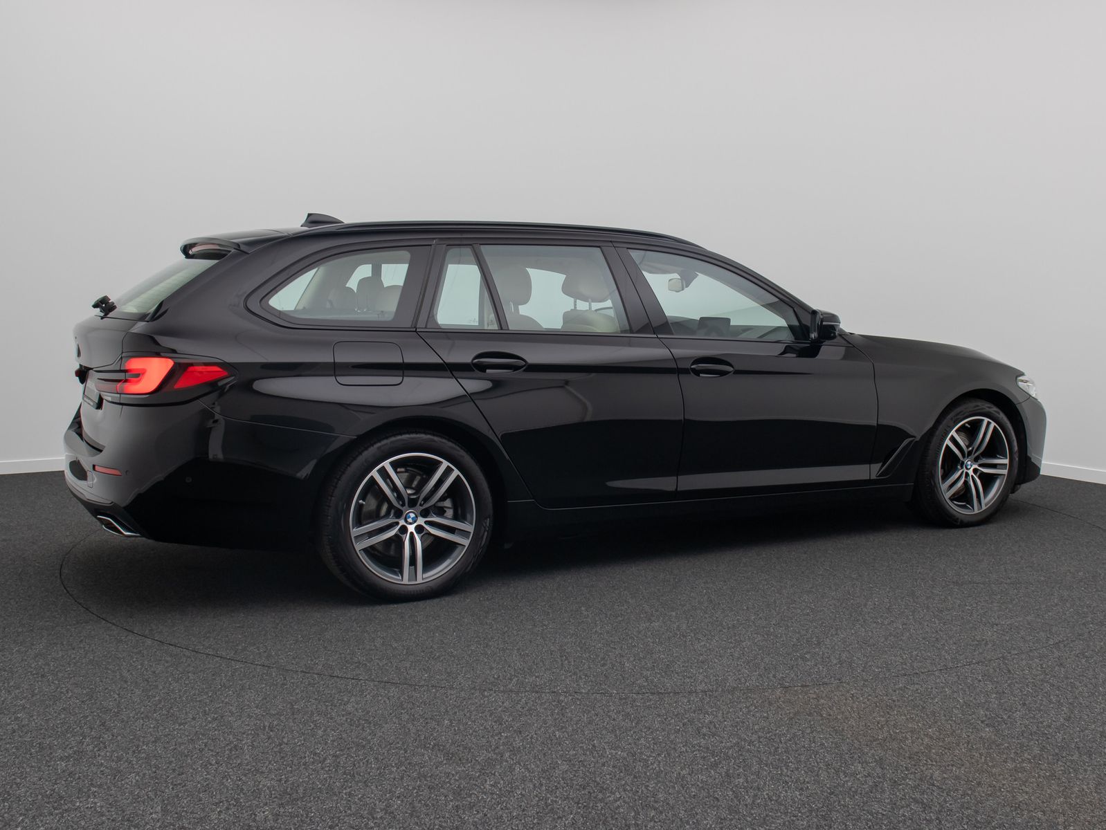 Fahrzeugabbildung BMW 520d Panorama 360&deg; HUD DAB Komfort Alarm AHK LED