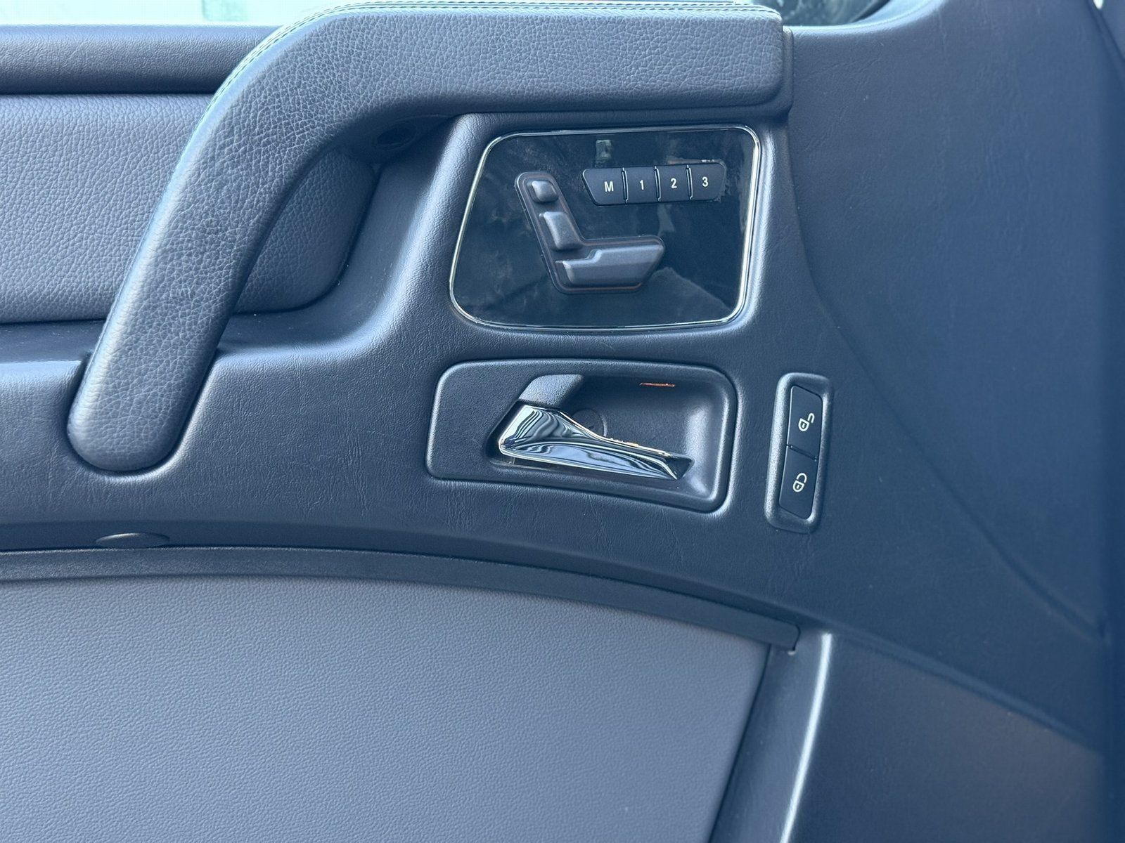 Fahrzeugabbildung Mercedes-Benz G 500 AHK*SCHIEBEDACH*STANDHEIZUNG+HARMAN-KARDON